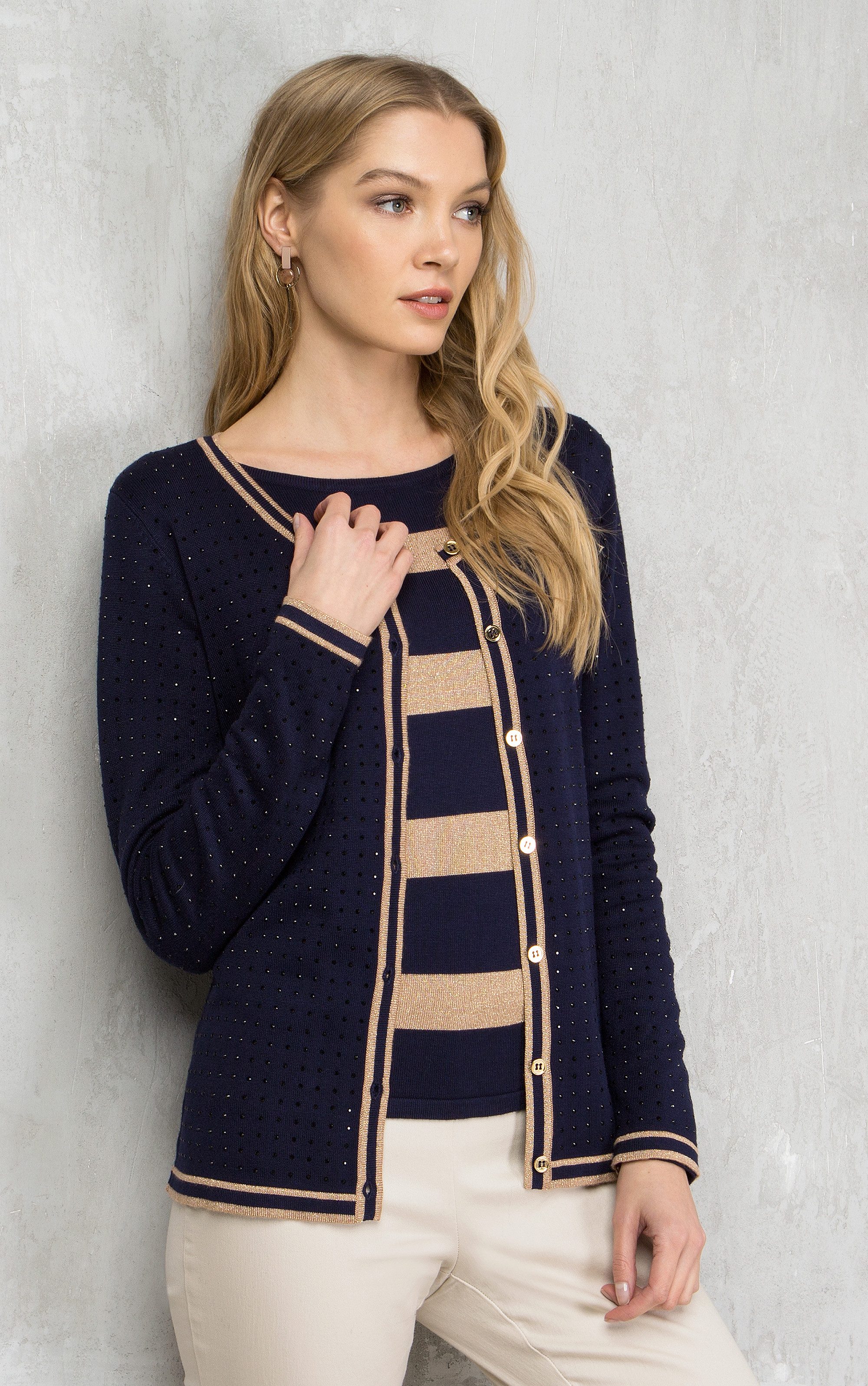 Cardigan Twinset mit Strasssteinen und Streifen
