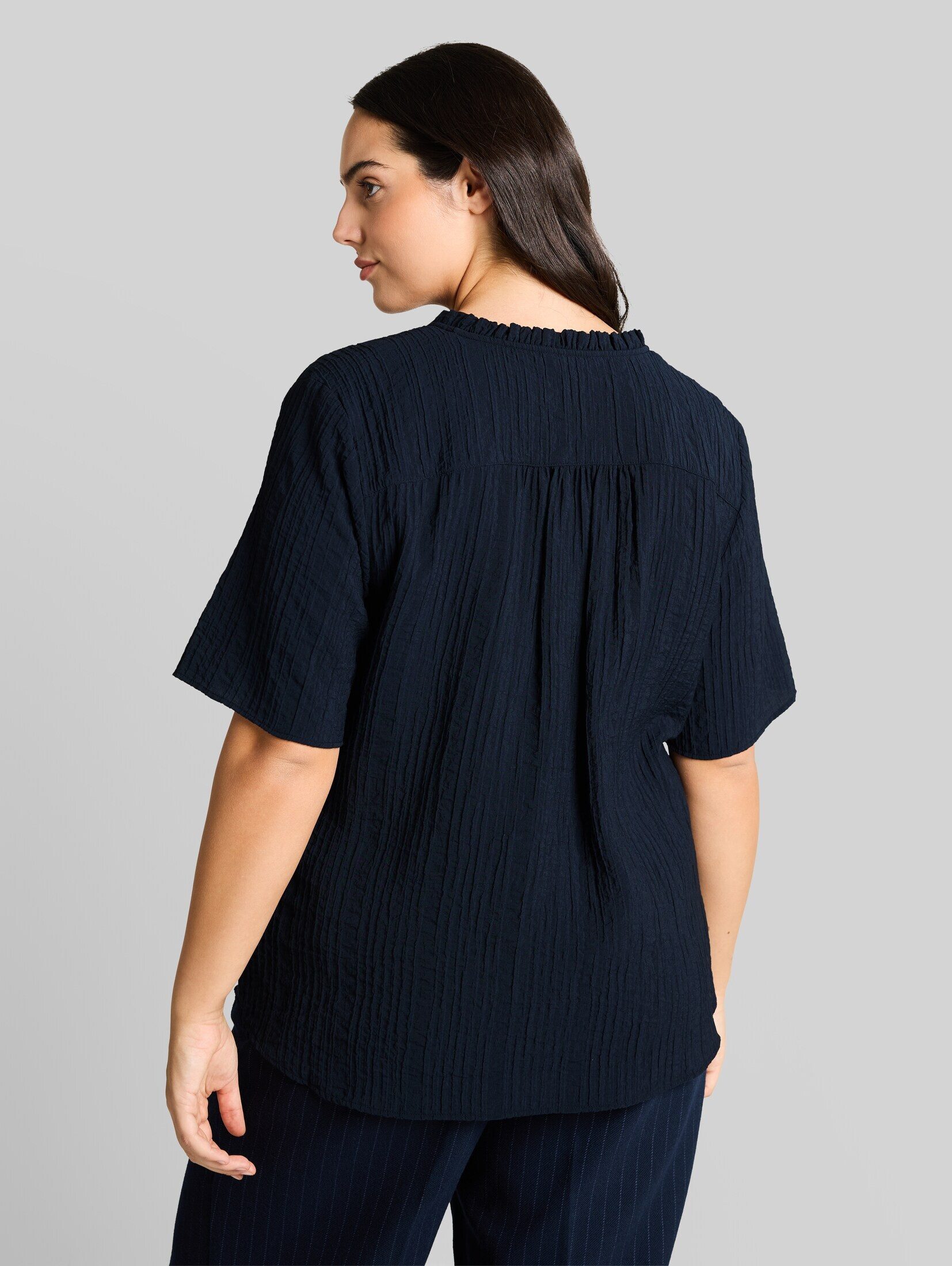 TOM TAILOR PLUS Kurzarmbluse Blusen & Shirts Plus Size - Crinkle Bluse mit V-Ausschnitt