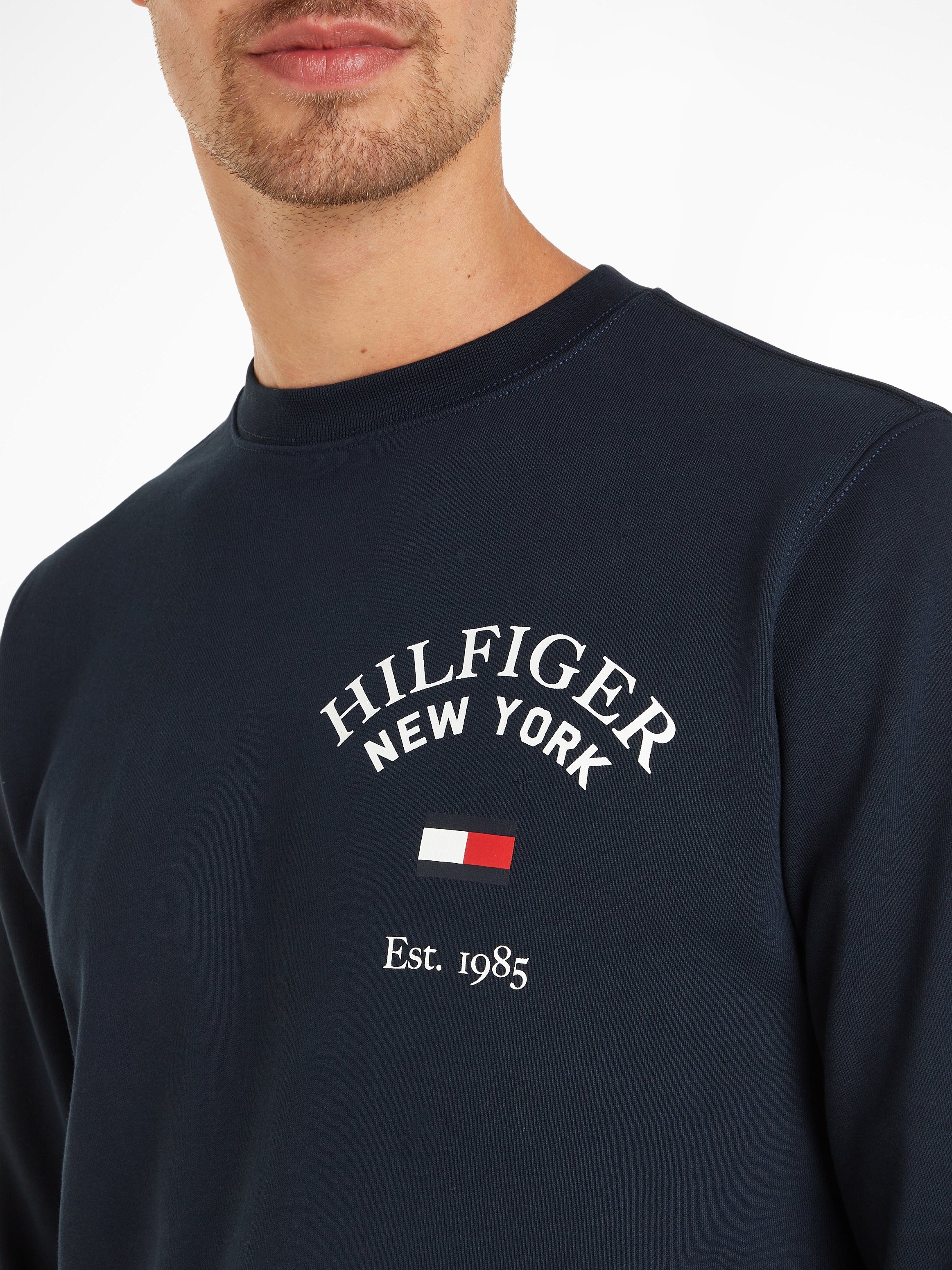 Sweatshirt SWEATSHIRT auf Logodruck Brust modischem der VARSITY Sky Desert WCC Tommy mit Hilfiger ARCHED