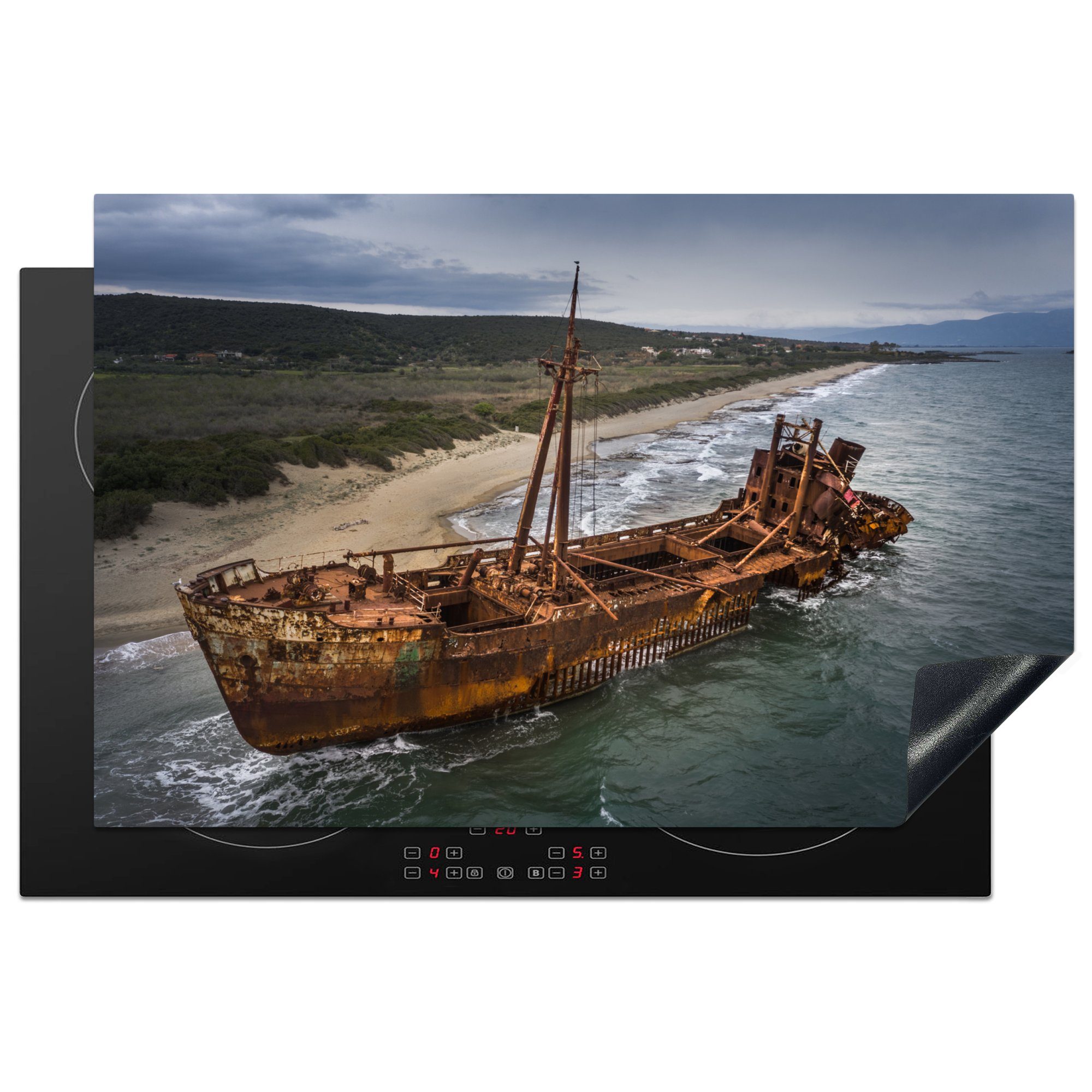 MuchoWow Herdblende-/Abdeckplatte Gestrandetes Schiff vor der Küste, Vinyl, (1 tlg), 81x52 cm, Induktionskochfeld Schutz für die küche, Ceranfeldabdeckung | Herdabdeckplatten