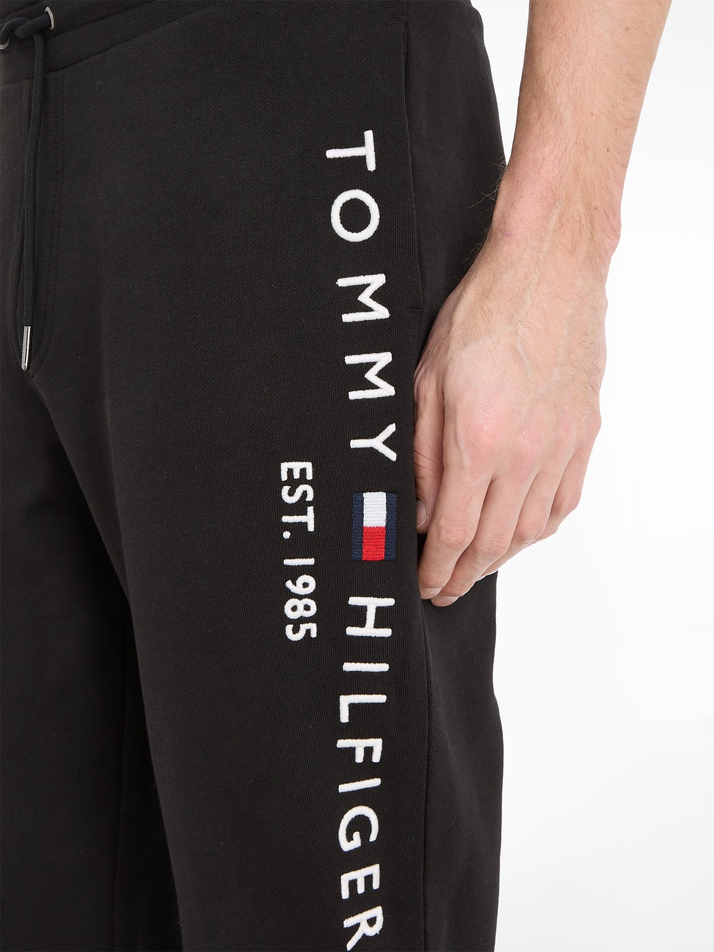 Tommy Hilfiger Sweathose BASIC BRANDED SWEATPANTS mit großem Tommy Hilfiger Schriftzug