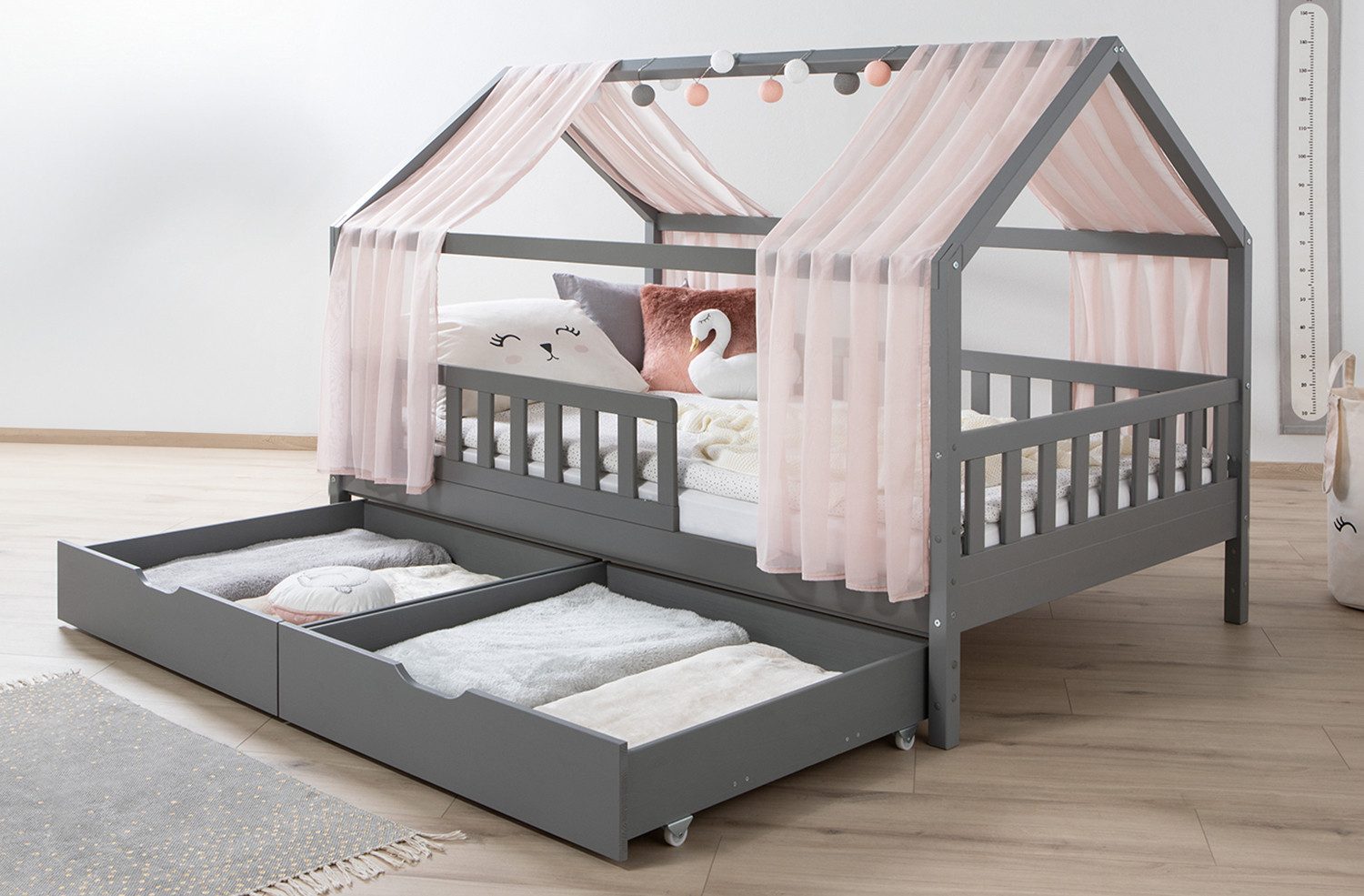 Ticaa Hausbett Kim mit Rausfallschutz und Schubkasten aus Kiefer, Kinderbett 120x200, inkl. Tüll-Set, mit Rollrost