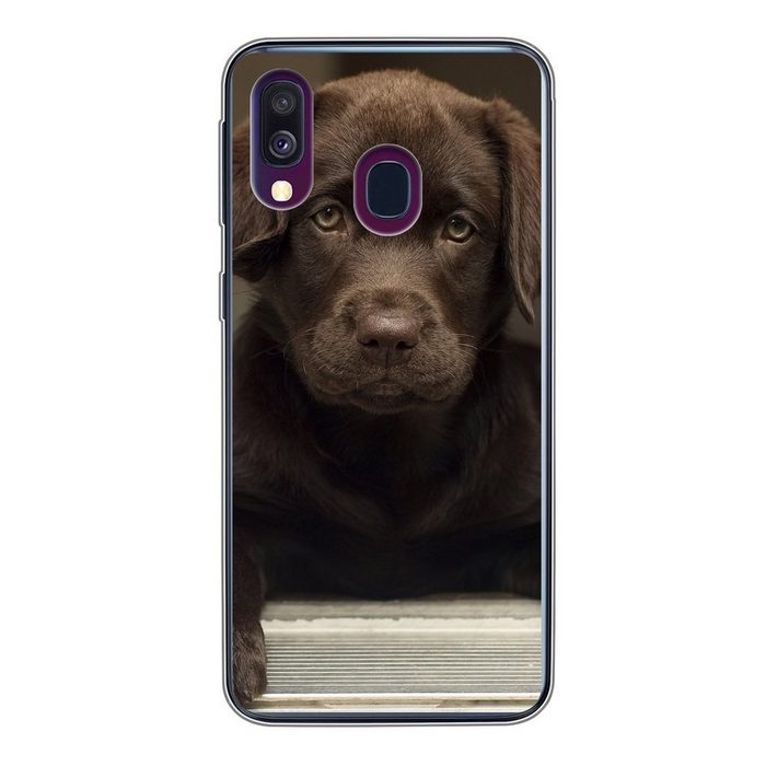 MuchoWow Handyhülle Niedlicher Labrador Retriever schaut in die Kamera Handyhülle Samsung Galaxy A40 Smartphone-Bumper Print Handy
