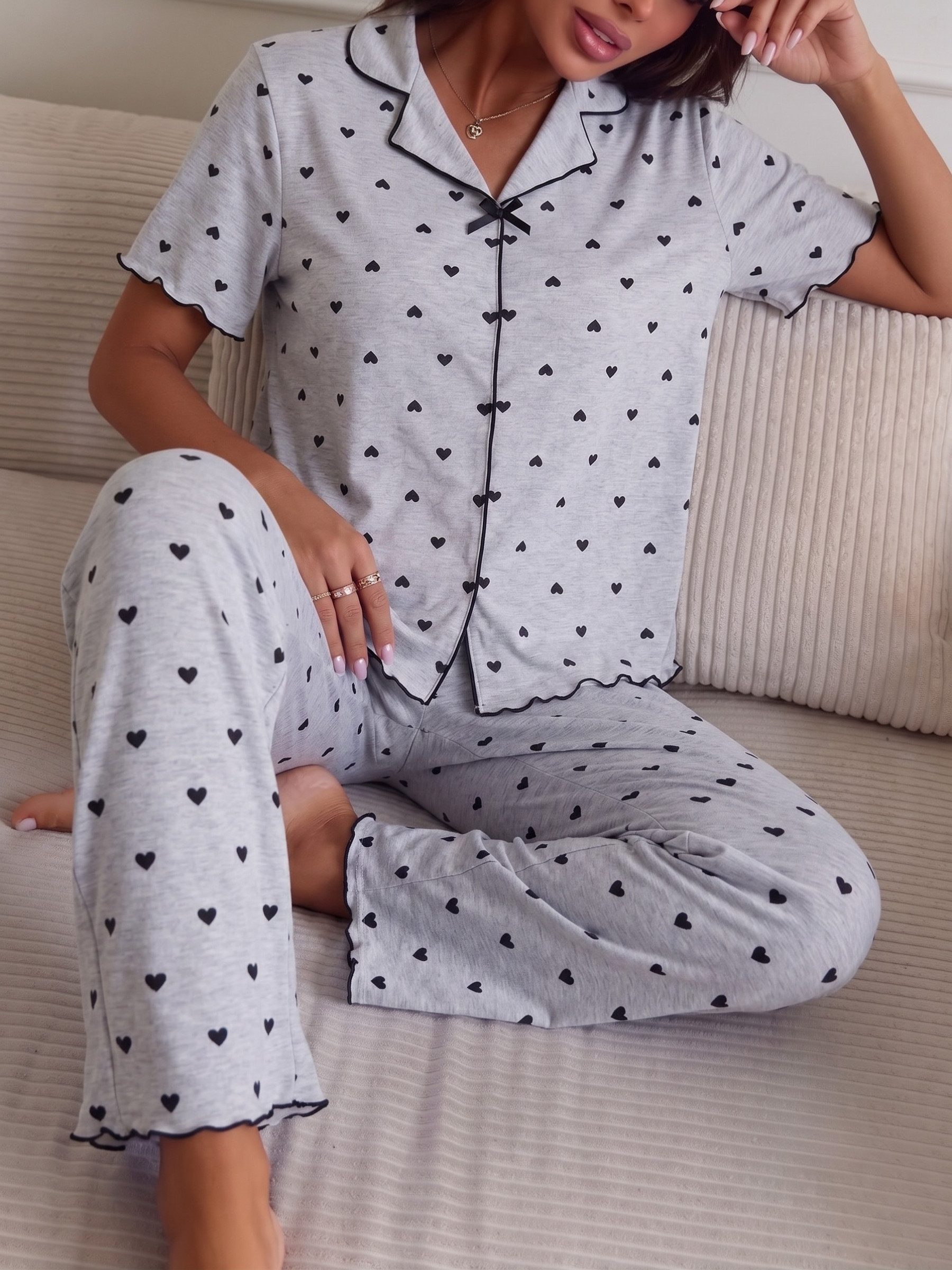 Elegant Love Pyjama Schlafanzug Damen mit Herzprint – Nachtwäsche & Loungewear (Set, 2 tlg., Kurzarmoberteil und lange Schlafhose) Homewear-Set mit Herzmuster – Hausanzug mit Shirt und Relaxhose