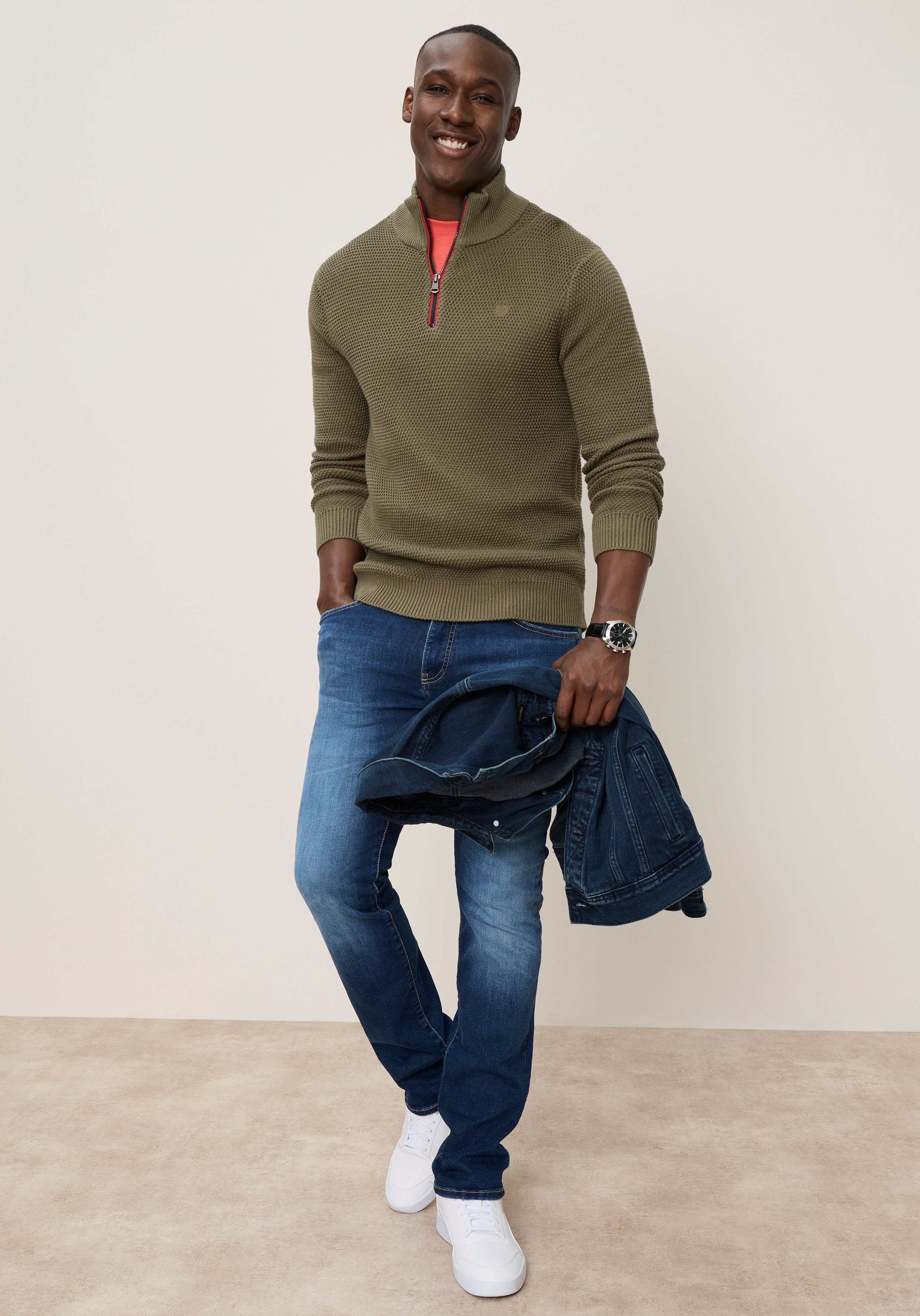 DELMAO Troyer Neue Kollektion! Highlight Kontrast- Reißverschluß aus Strickmaterial, Regular Fit, mit Label-Applikation – Bild 4 von 5