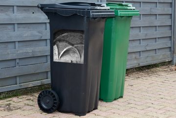MuchoWow Wandsticker Schwarz-weiße Abteibögen in Frankreich (1 St), Mülleimer-aufkleber, Mülltonne, Sticker, Container, Abfalbehälter