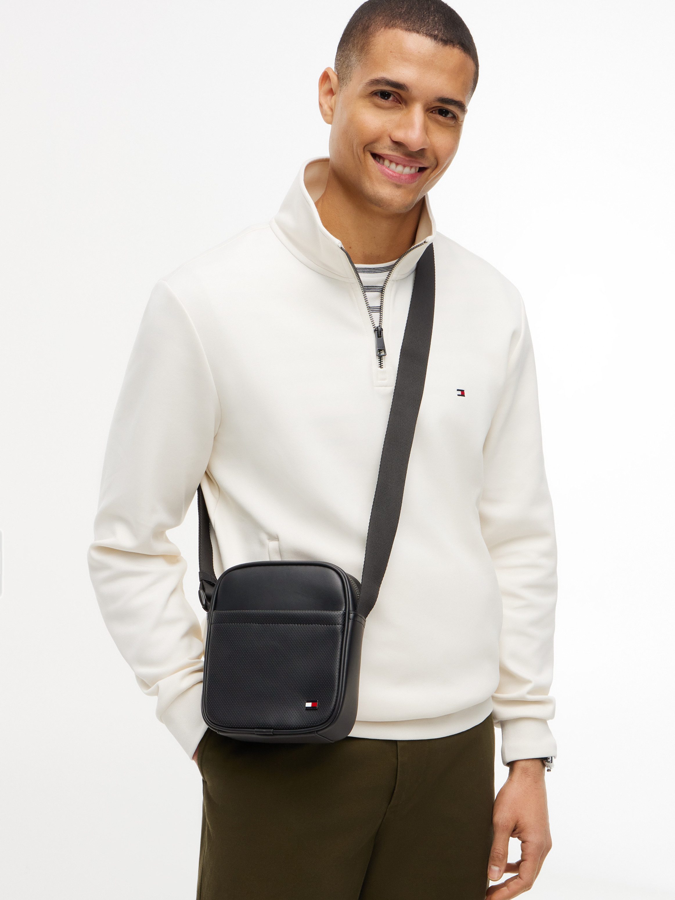 Tommy Hilfiger Umhängetasche TH FOUNDATION MINI REPORTER, Unisex Umhängetasche mit kleinem Logoflaggen-Detail