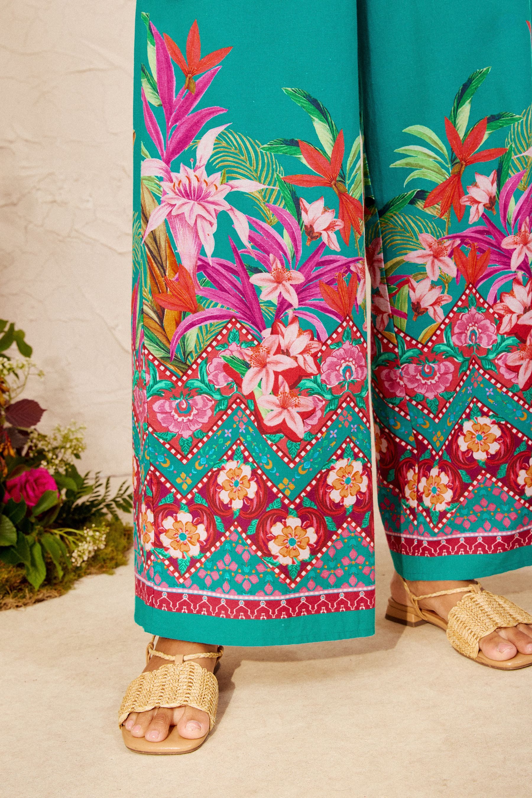 Love & Roses Stoffhose Love & Roses Hose mit geblümtem Placement-Print (1-tlg) – Bild 3 von 4