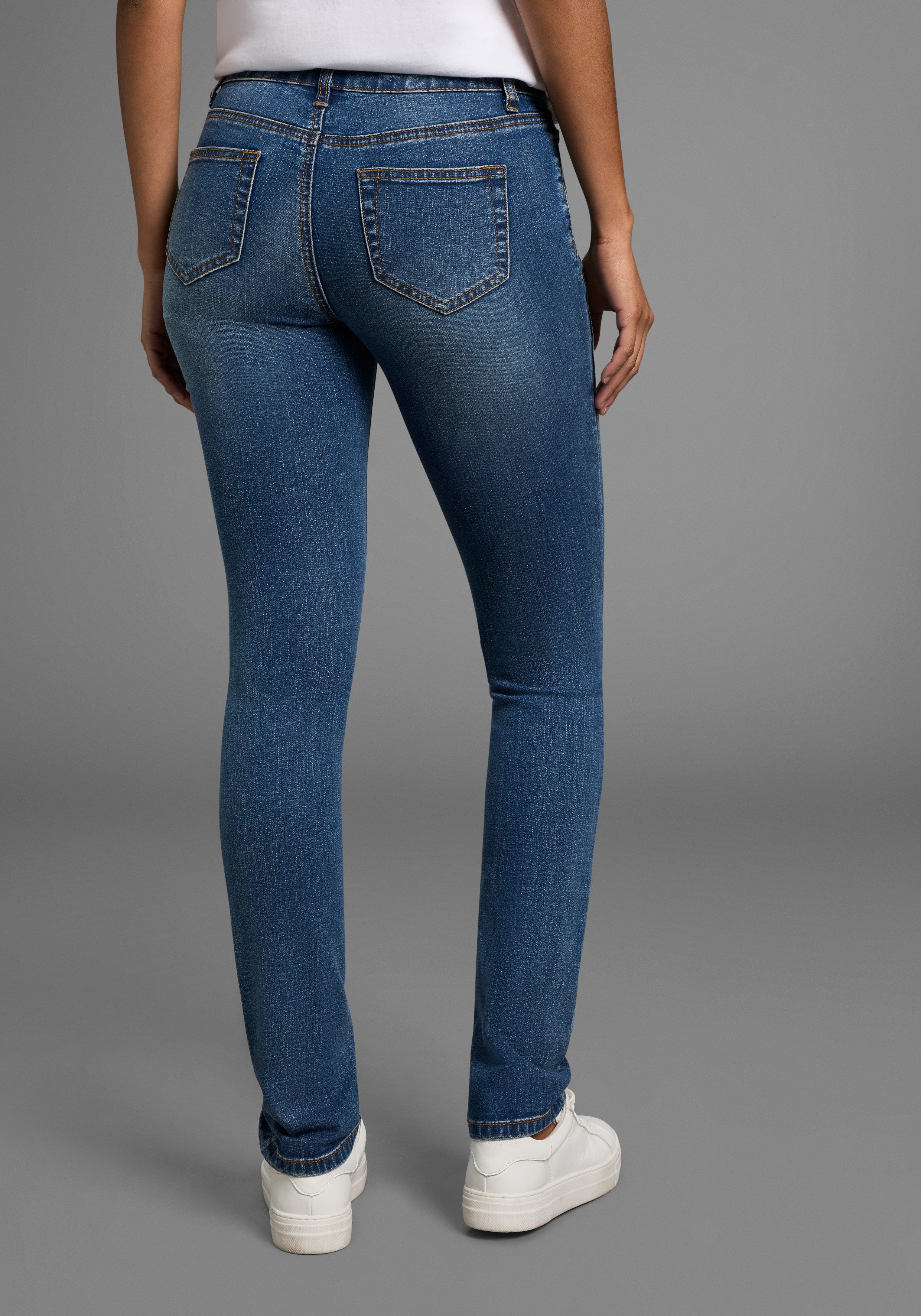 Arizona Comfort-fit-Jeans mit Keileinsätzen niedrige Leibhöhe – Bild 2 von 5