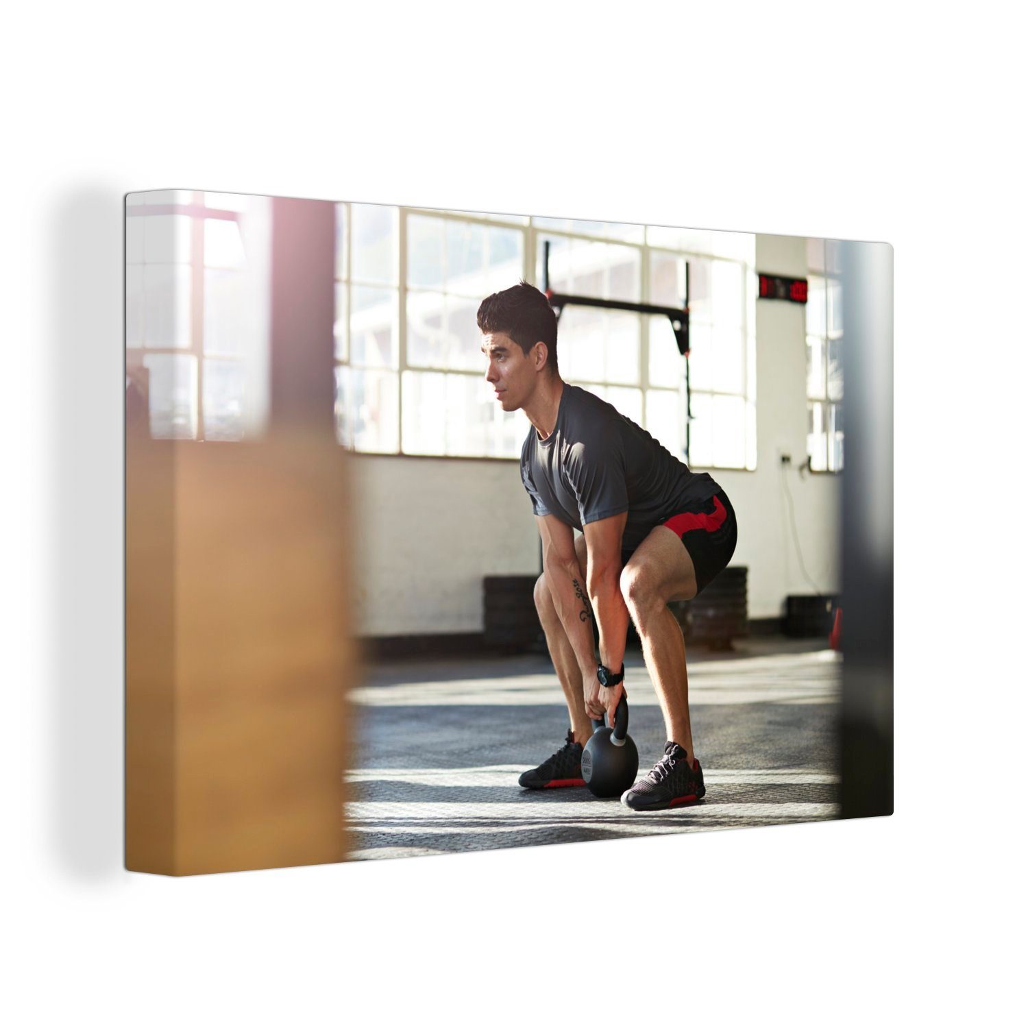 OneMillionCanvasses® Leinwandbild Ein Sportlehrer hebt eine Kettlebell im örtlichen Fitnessstudio, (1 St), Wandbild Leinwandbilder, Aufhängefertig, Wanddeko, 30x20 cm