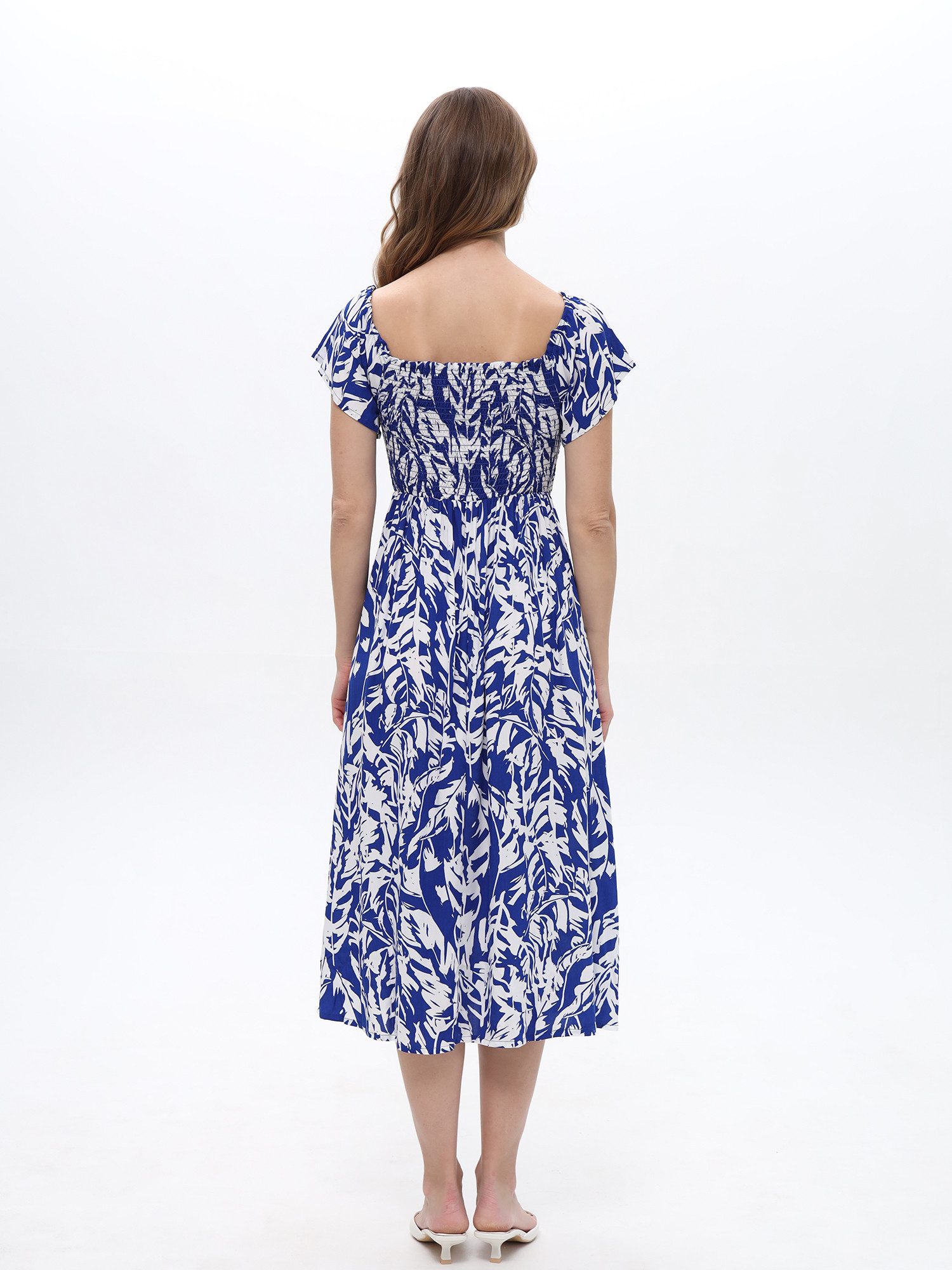 Passioni Sommerkleid Gesmoktes Kleid mit Blätterprint Maxikleid mit Weiß-Blauem Muster – Bild 3 von 4