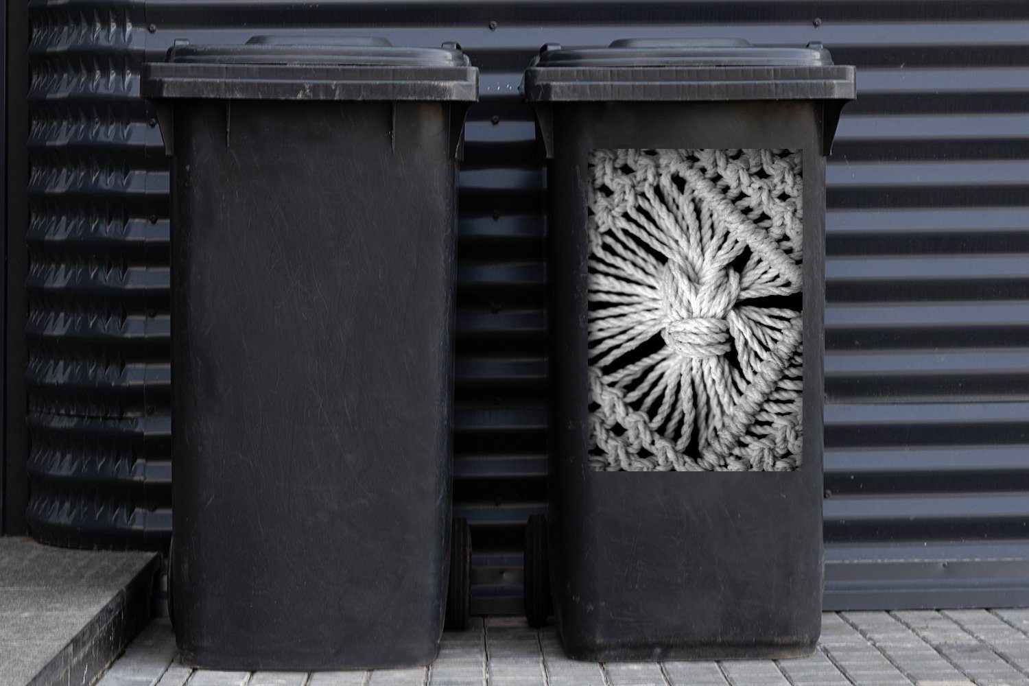MuchoWow schwarz Großaufnahme weiß Mülltonne, - Mülleimer-aufkleber, Wandsticker Sticker, (1 Container, St), in Makramee-Teppich und Abfalbehälter