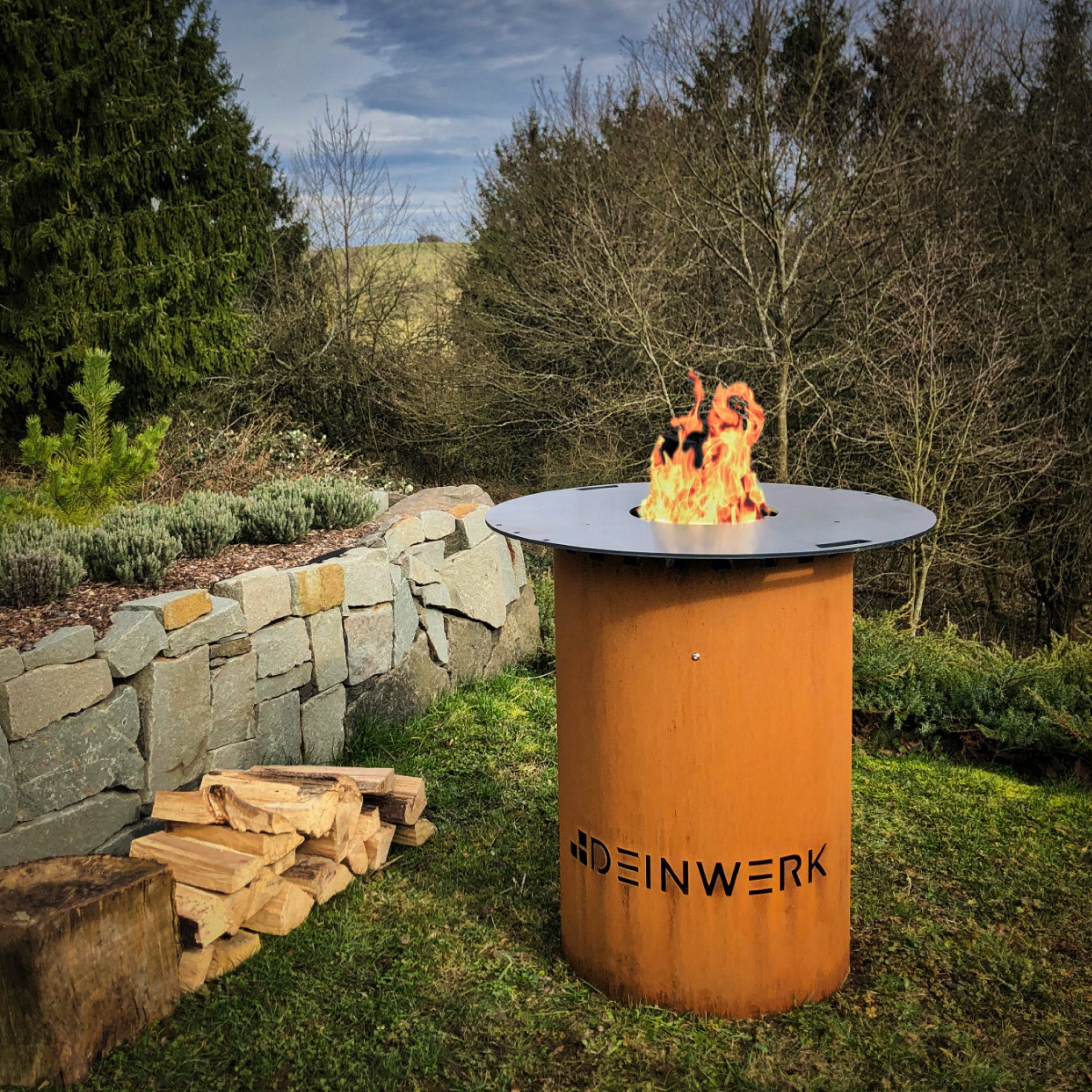 DEINWERK Feuerstelle DEINWERK Grillfass Grilltonne Feuerplatte Ø 90cm Corten mit Plancha