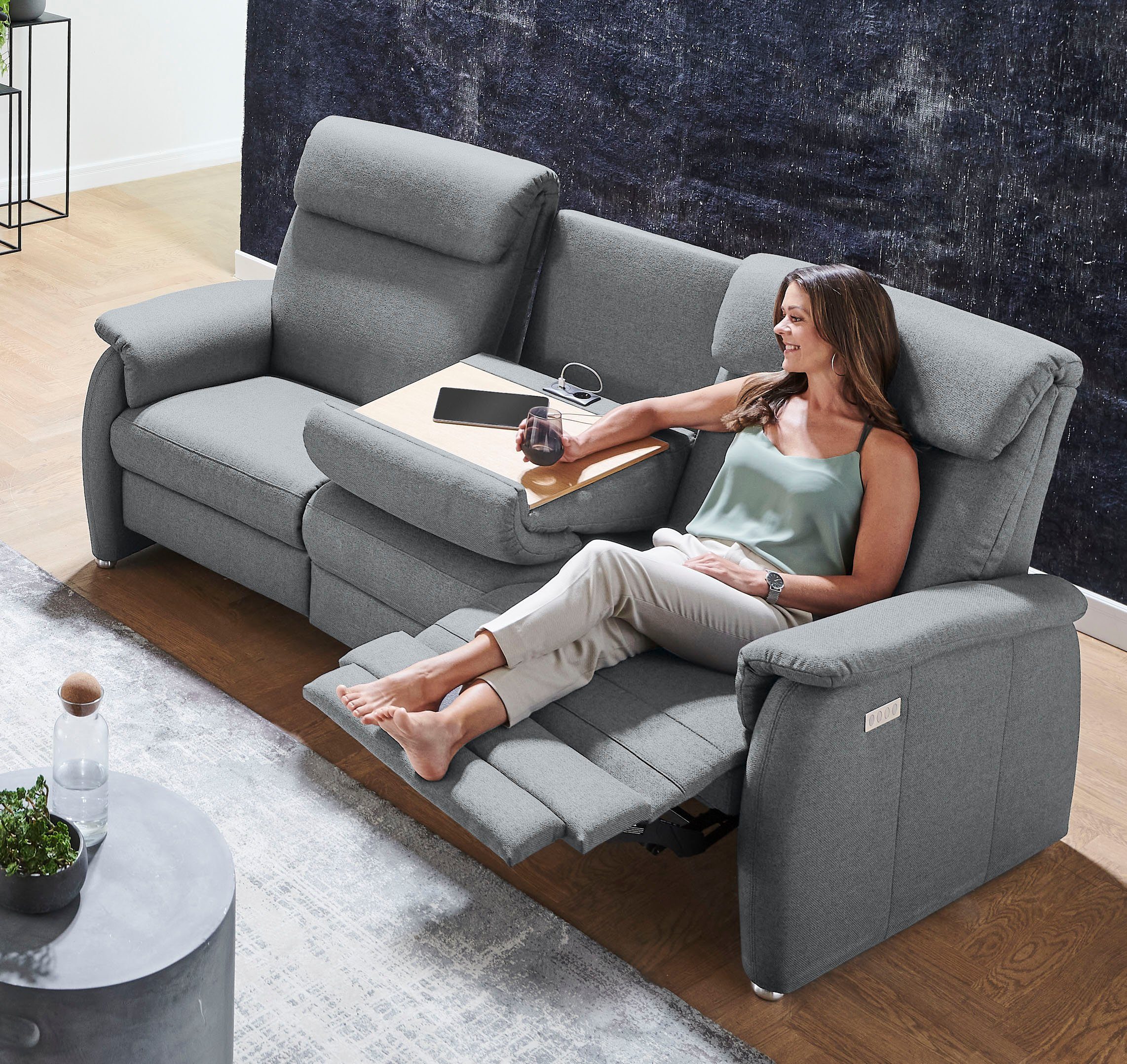 Home affaire 3-Sitzer Turin mit Steckdose und USB-Port auch in Easy care-Bezug, 2 x vollmotorische Relaxfunktion, herunterklappbarer Tisch – Bild 2 von 5