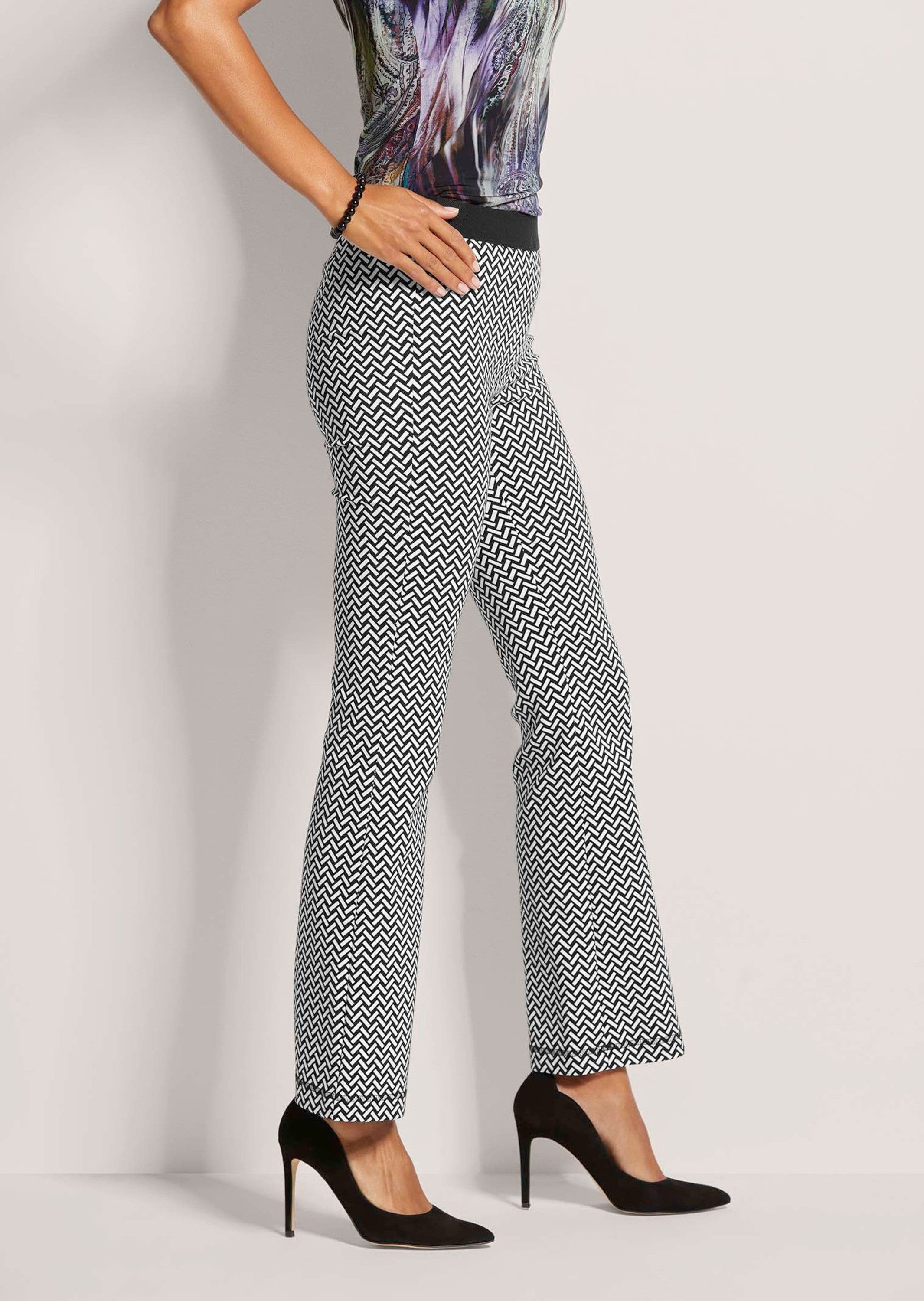 MADELEINE Stoffhose Stretch Bootcut-Hose mit weitem Bein Unifarbenes Design, ohne Verschluss, ohne Kragen – Bild 3 von 5