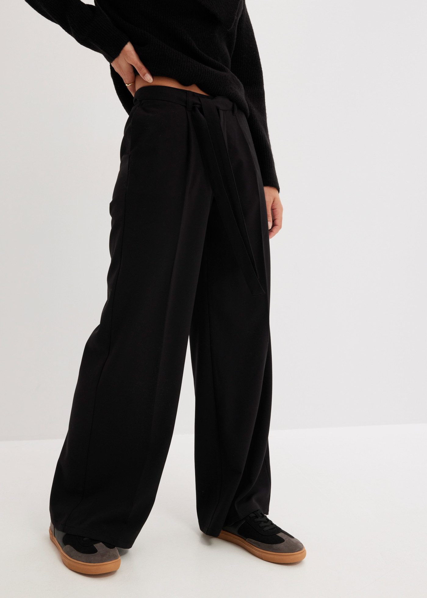 bonprix Stoffhose Loose Fit, mit modernen Bundfalten, feminin