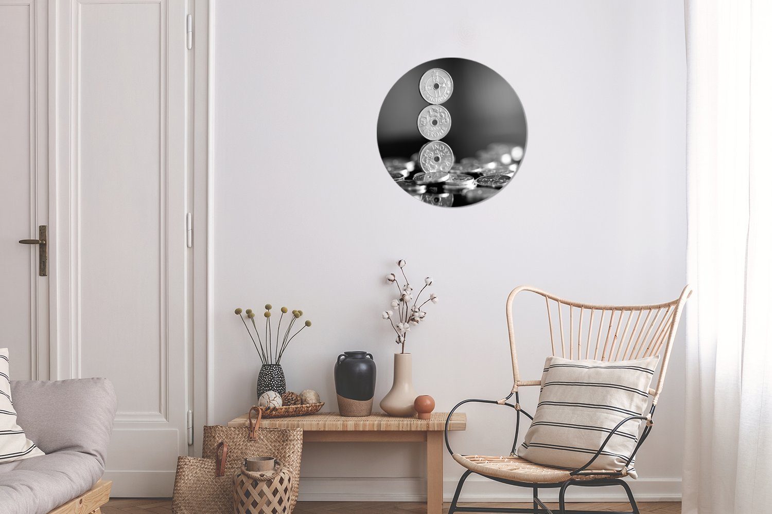 MuchoWow Wandsticker Eine Schwarz-Weiß-Fotografie eines Kinderzimmer, Kronen Tapetenaufkleber, Wohnzimmer Tapetenkreis Rund, (1 norwegischer St), Stapels für