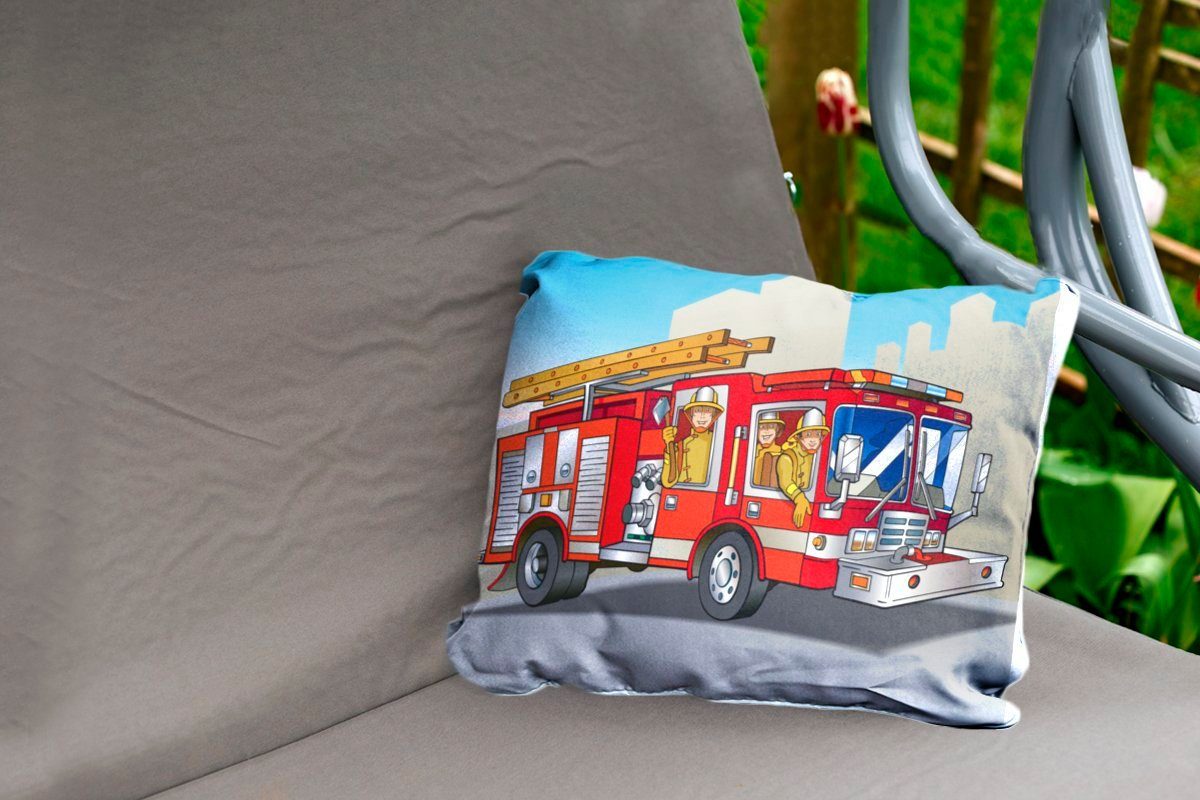 Outdoor-Dekorationskissen, Kinderillustration Kissenhülle in einem Feuerwehrleuten Dekokissenbezug, von Dekokissen Feuerwehrauto, MuchoWow Polyester,