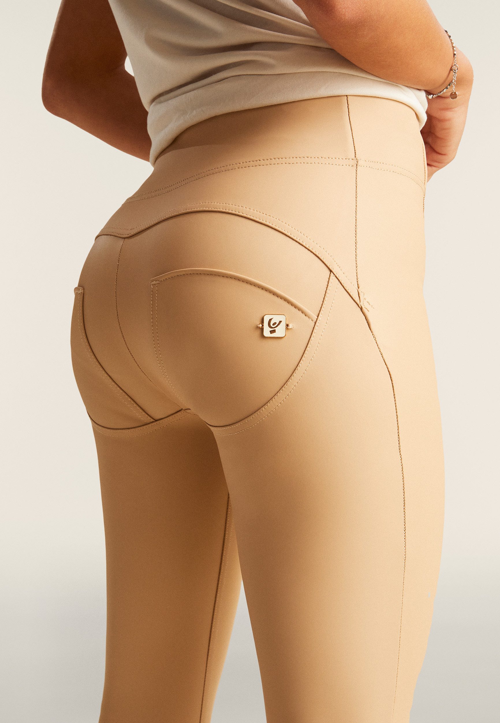 Freddy 7/8-Leggings WRUP HIGH WAIST SUPERSKINNY 7/8 mit Lifting & Shaping Effekt und Zierknöpfen