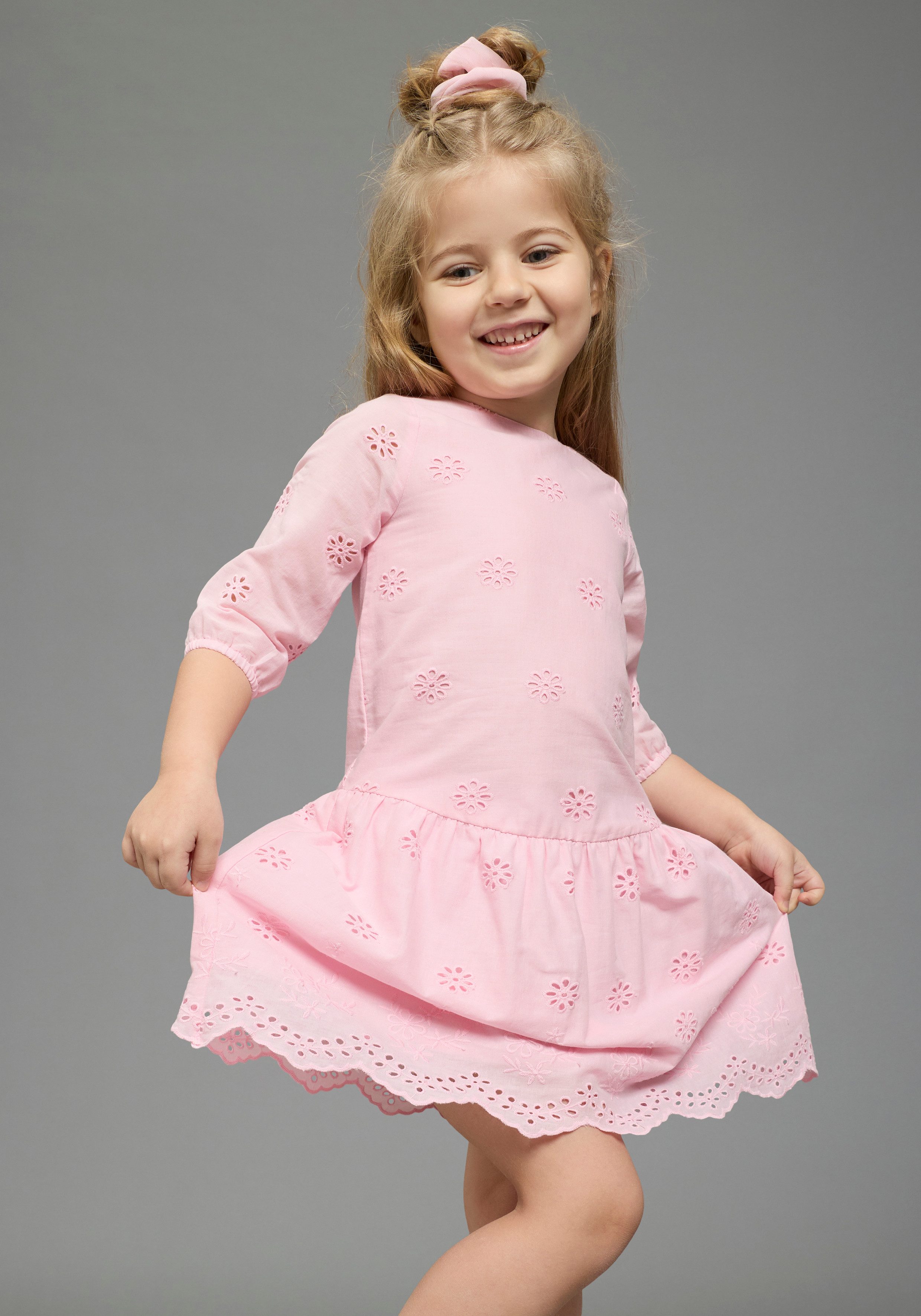 KIDSWORLD Spitzenkleid Kleid mit Lochstickerei für Mädchen aus Popeline und Web-Material, mit ausgestellter Passform