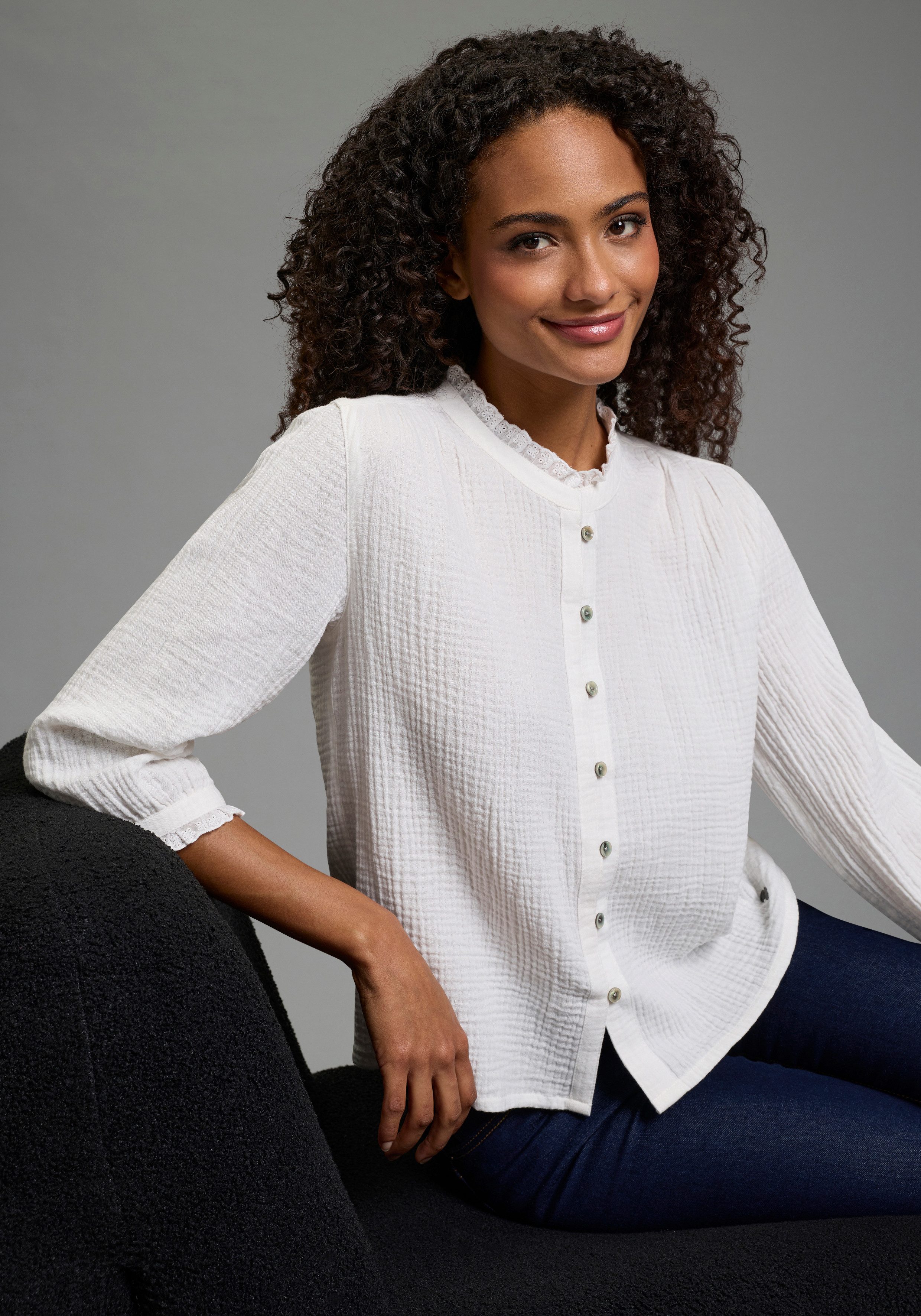 KangaROOS Rüschenbluse hüftlange Bluse, mit 3/4-Ärmeln, mit Rüschen am Ärmelabschluss