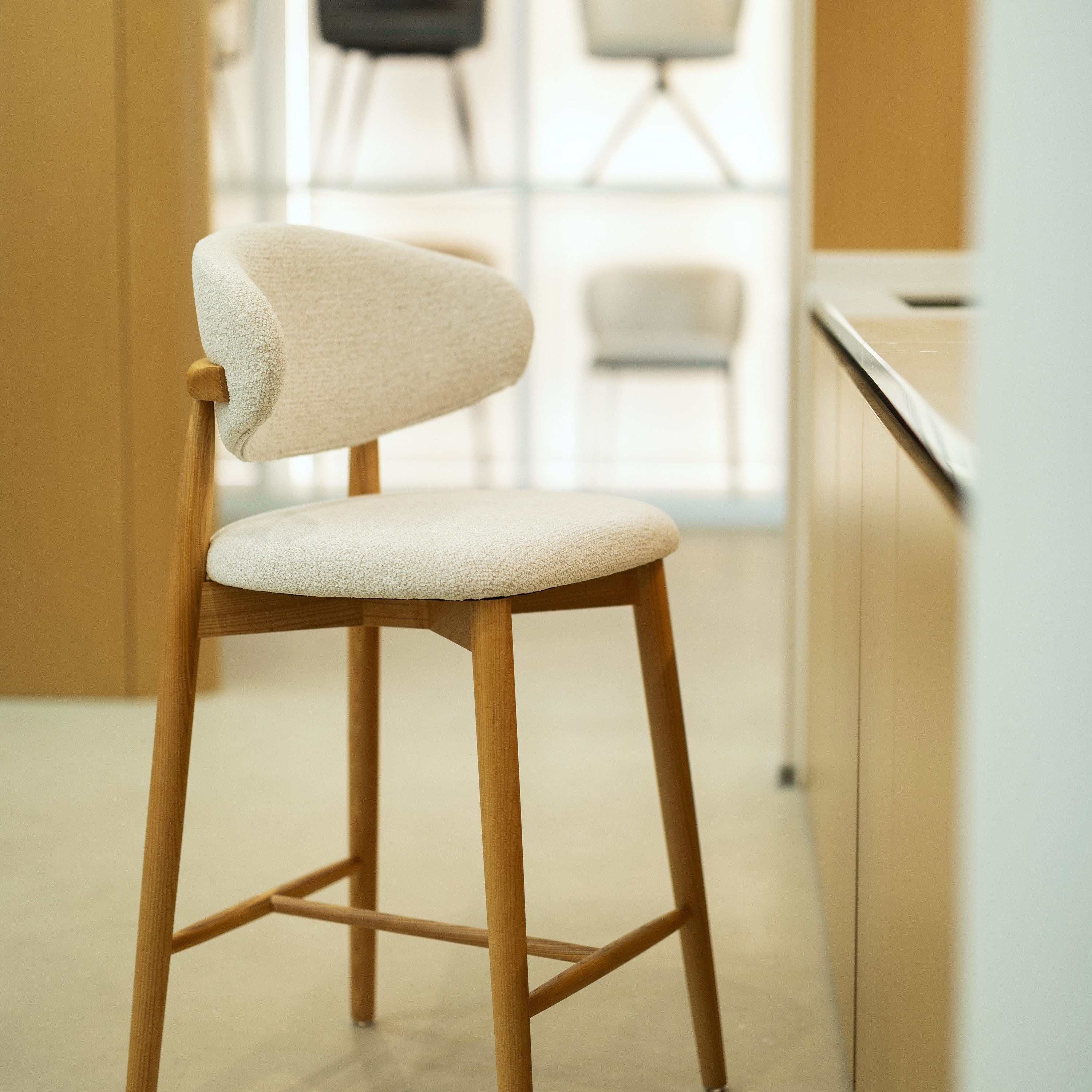 VECHOO Barhocker Klassischer Barstuhl Waylon aus Eschenholz (1 St), Gestell in Naturfarbe, weißes Kissen