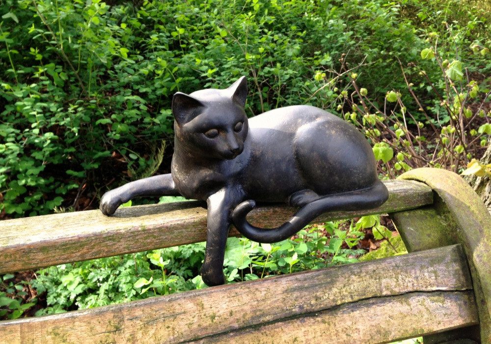 Antikas Wanddekoobjekt Skulptur Katze, lebendige Tierfiguren, liegendes Kätzchen für