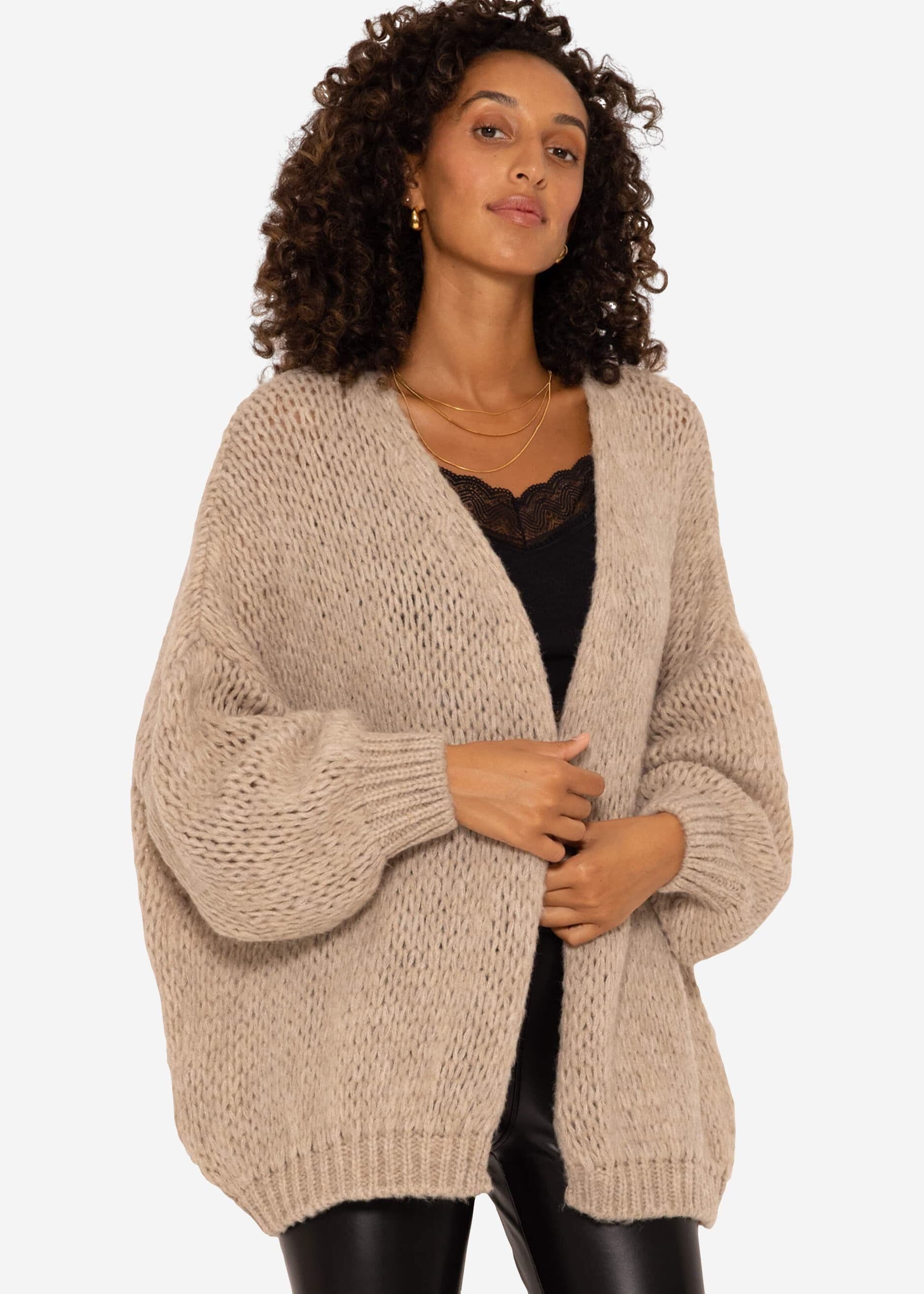 SASSYCLASSY Cardigan Oversize Strick Cardigan für Damen Flauschiger Cardigan mit offen fallendem Schnitt und Rippbündchen