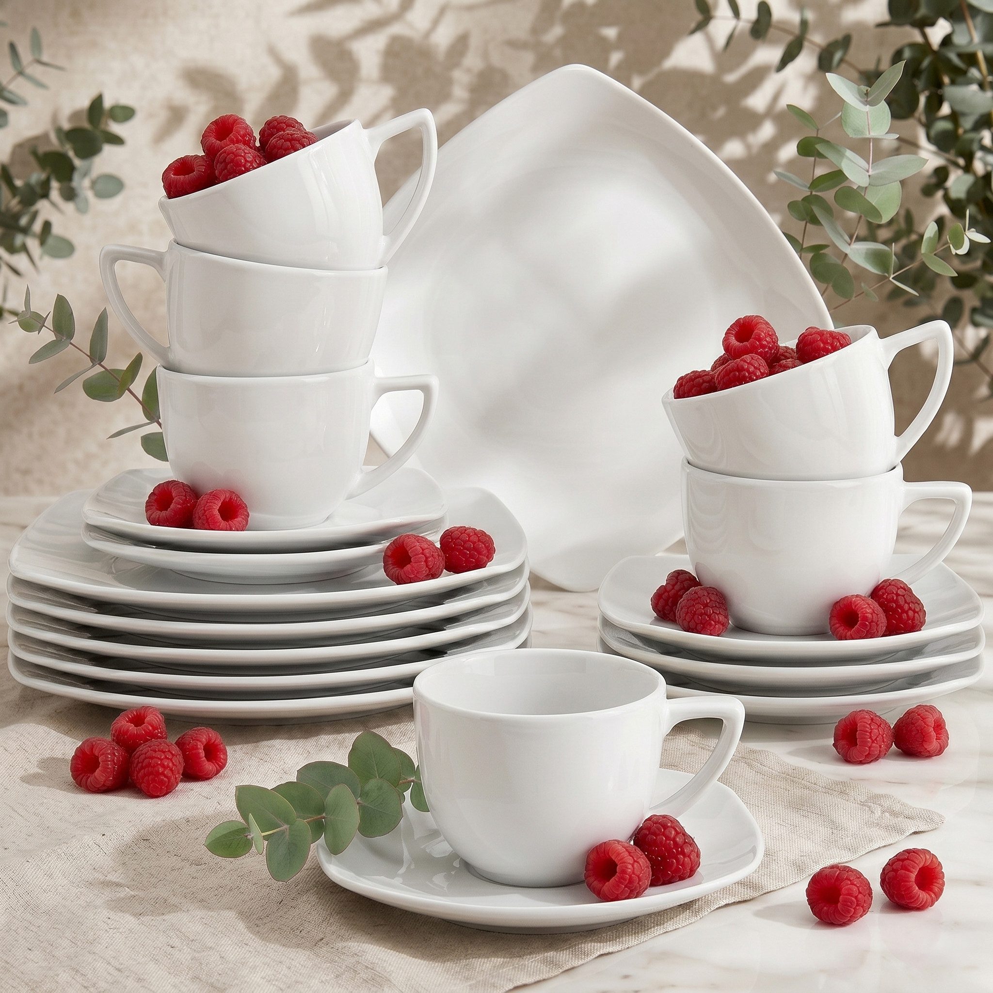 KONSIMO® Kaffeeservice CARLINA Kaffeetasse Untertasse Dessertteller (18-tlg), 6 Personen, Porzellan, Spulmachinen- und Mikrowellengeeignet, quadratisch