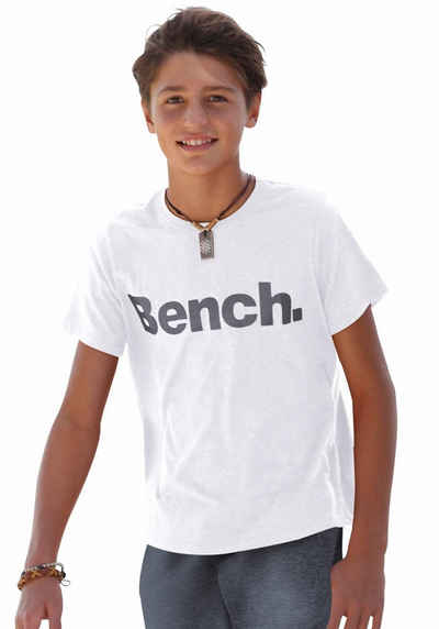 Bench. T-Shirt mit Brustdruck