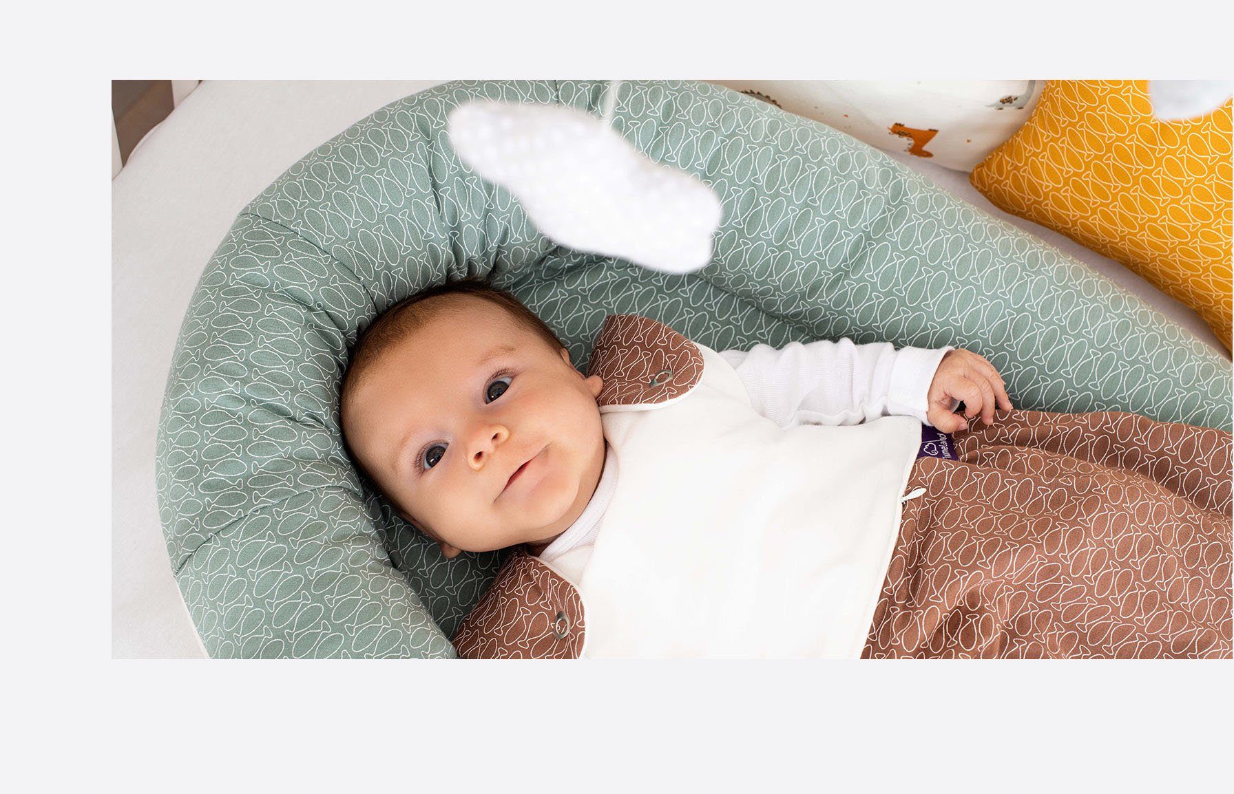 Möbel Babymöbel Träumeland Bettnestchen Home Comfort, Fische mint, mit weißen Fischen, mit integrierter Softschaummatratze, Made