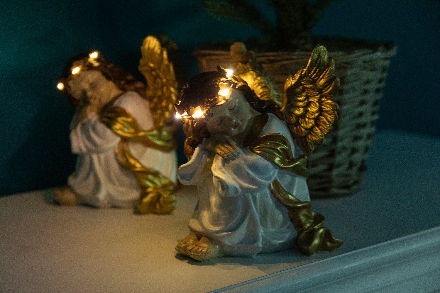 LED Dekoobjekt Engel-Dekoration leuchtendem einem mit Haarkranz, Weihnachtlich Wohnando