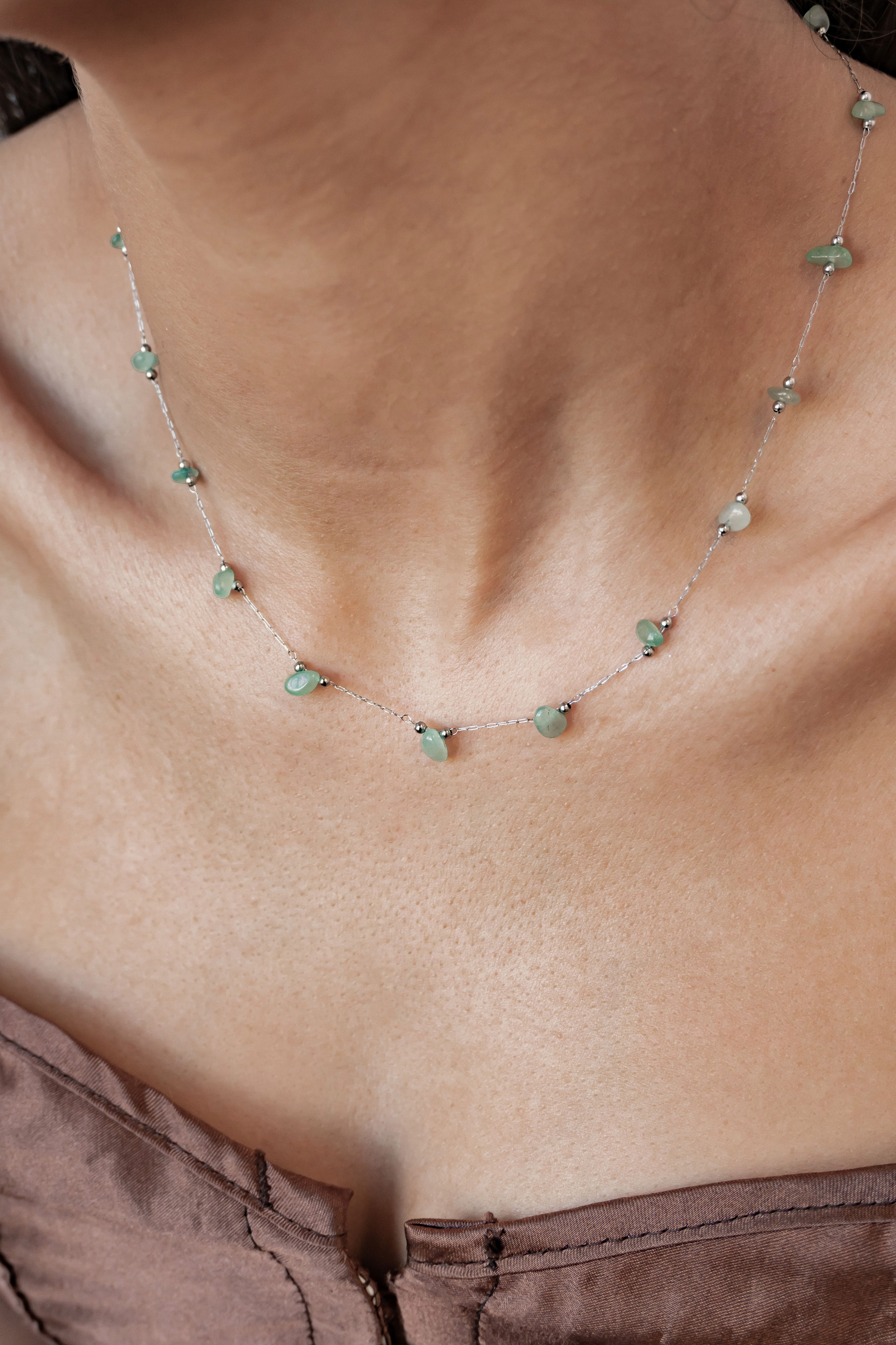 Hey Happiness Charm-Kette Green Aura, mit grünen Steinchen, Elegante Grüne Sommer Boho Damen Halskette, für Layering