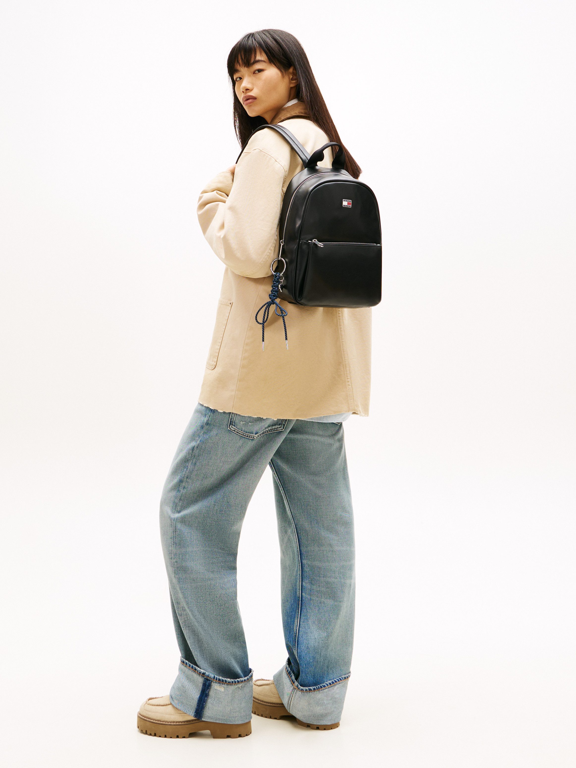 Tommy Jeans Cityrucksack TJW CITY CHARM DOME BACKPACK, Freizeitrucksack, City Bag mit Logoemblem un Anhänger