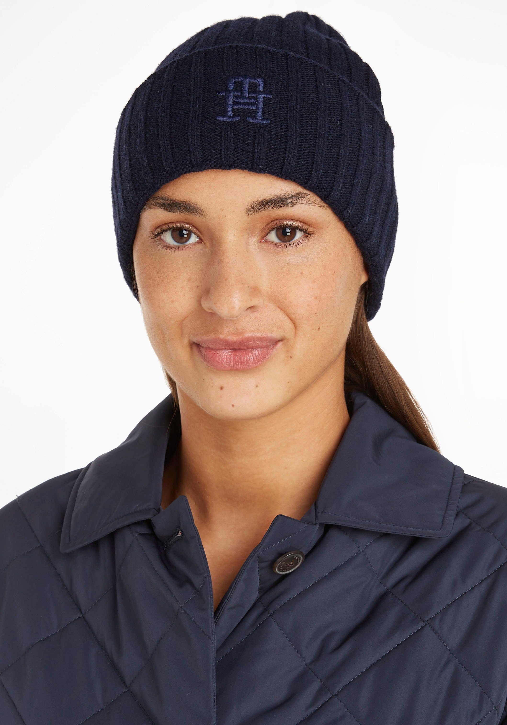 Tommy Hilfiger Beanie TH ICONIC BEANIE aufgesticktes TH-Monogramm-Logo auf  Umschlag