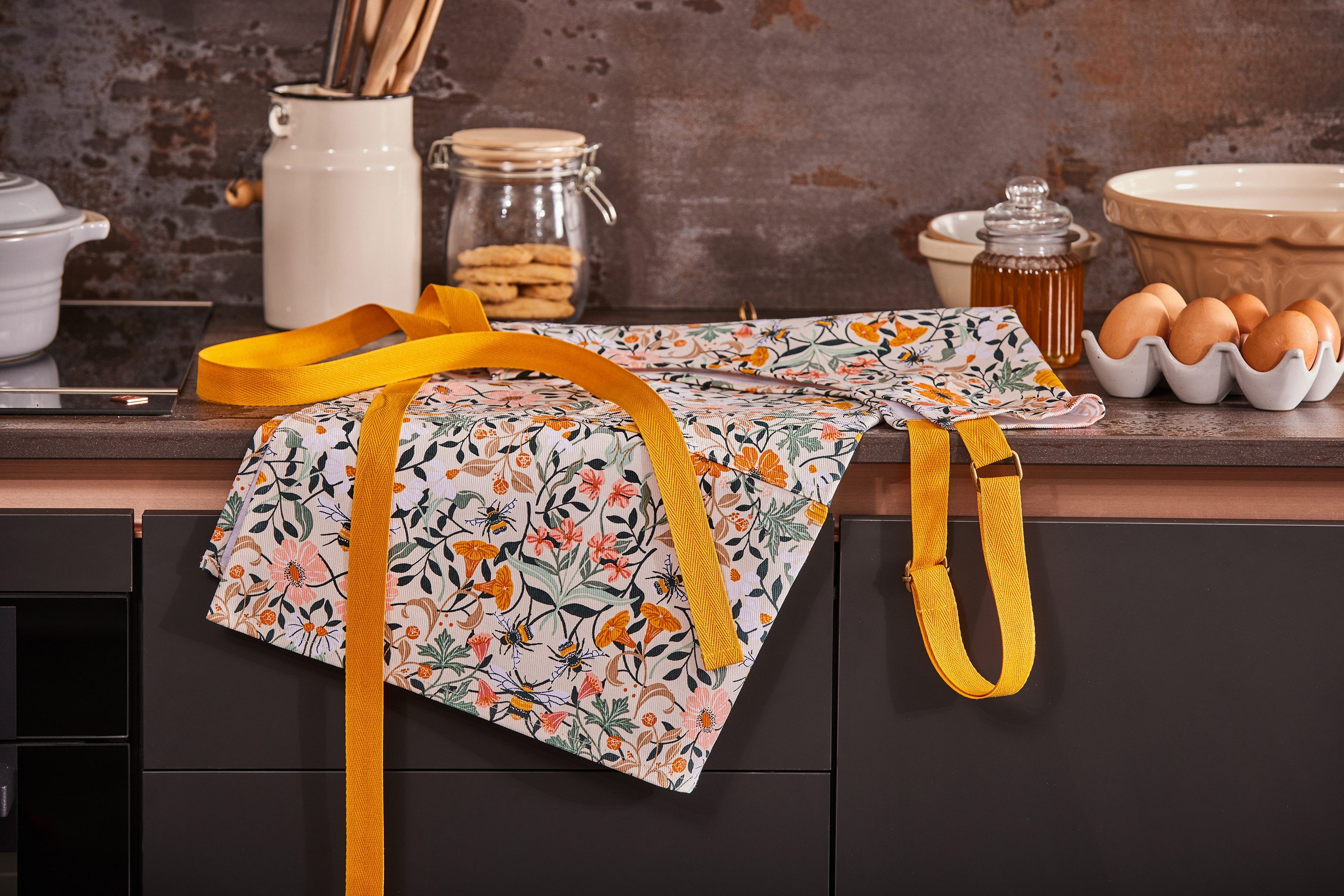 Ulster Weavers Kochschürze Bee Bloom, (1-tlg., 1-teilig), Küchenschürze Nackenband aufgesetzte Tasche ca.70x85cm Baumwolle