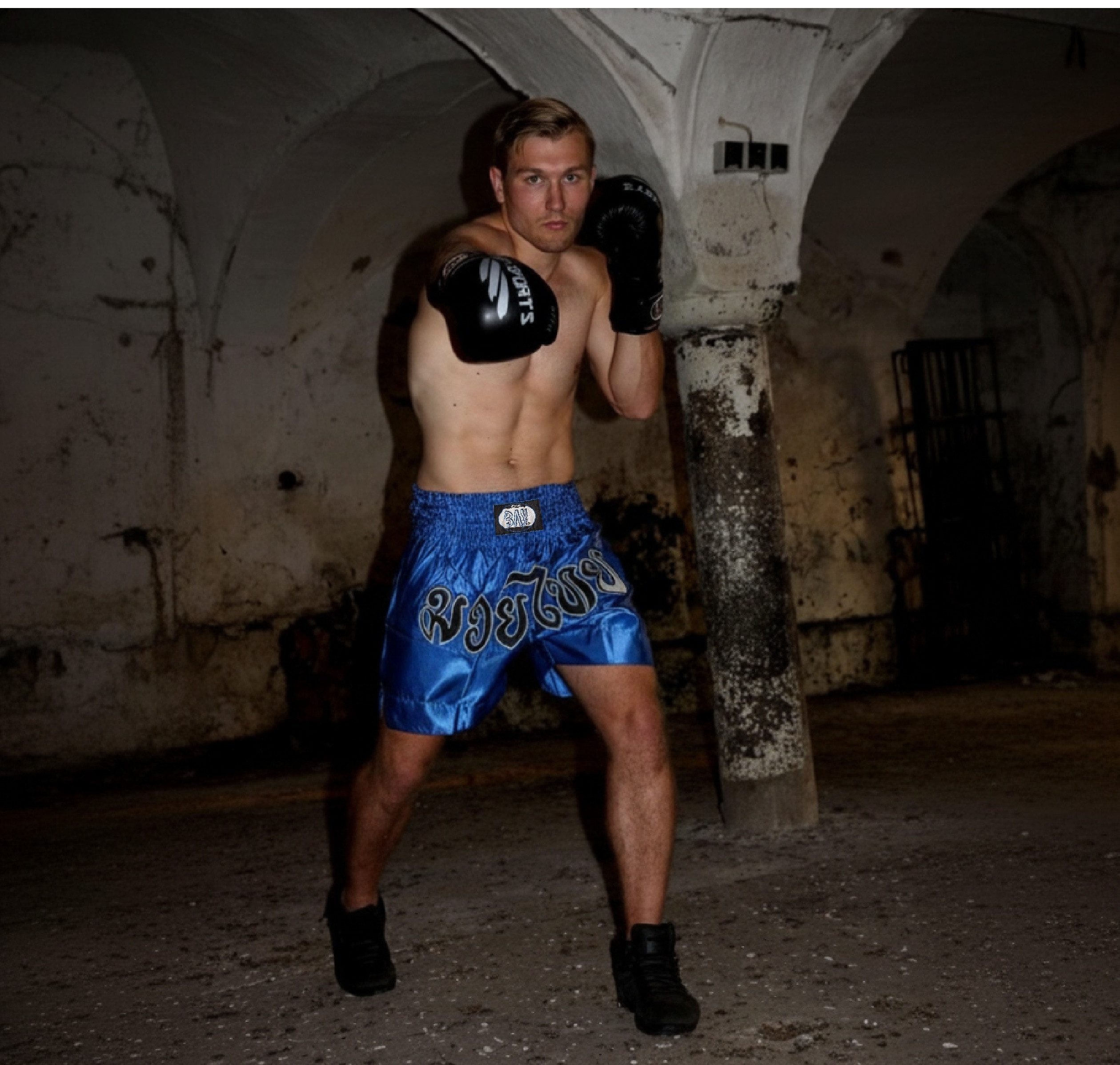 BAY-Sports Sporthose Thaiboxhose REMY Muay Thai Hose Shorts Thaiboxen MMA kurz Kickboxen kurze, leichte, locker sitzende Trainingshose, Blau/Schwarz/Weiß