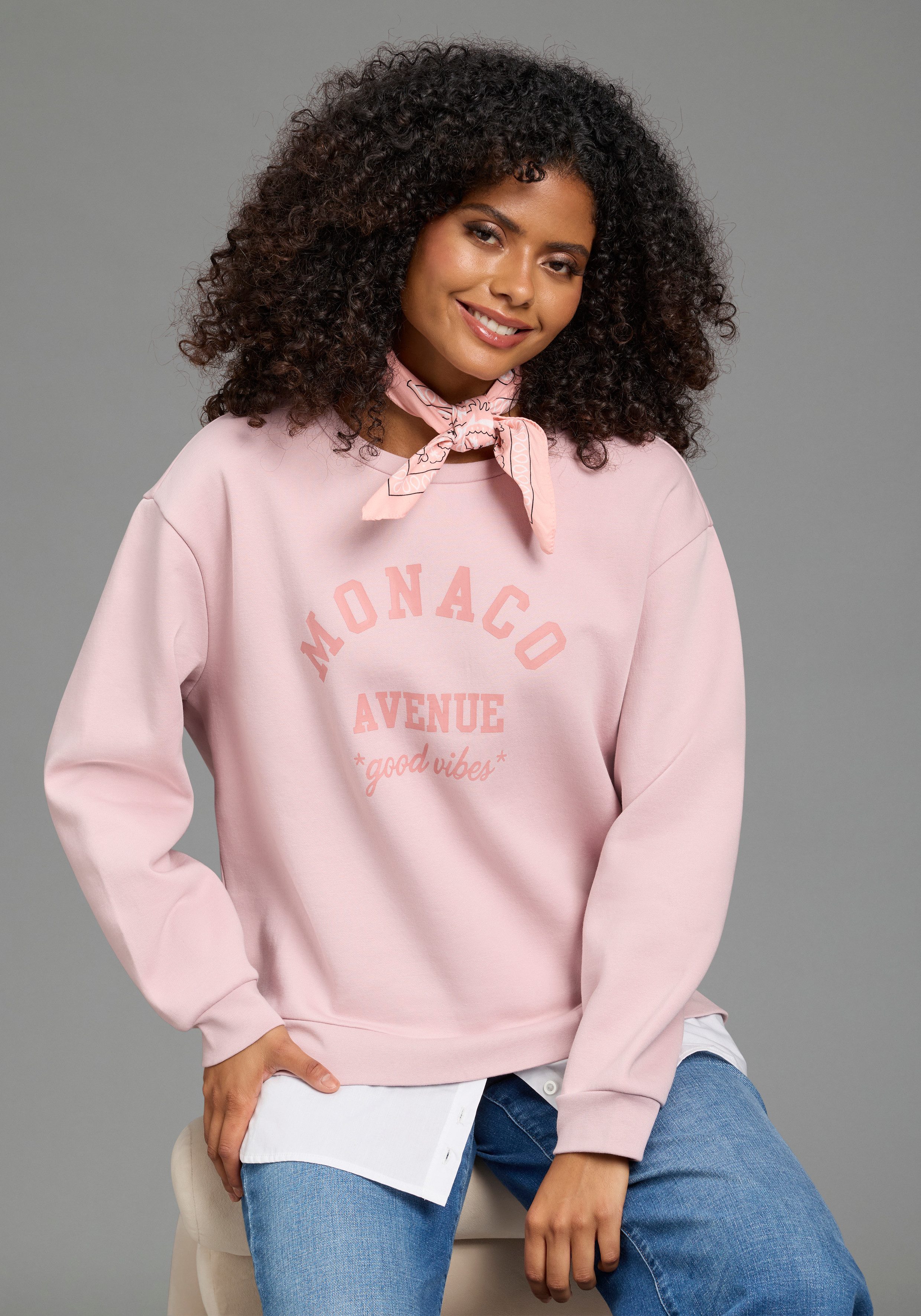 Laura Scott Longsweatshirt in 2-in-1 Optik durch angesetzes Blusenteil mit harmonischen Druck. € 39,99, (€ 39,99 pro 1 Stk).