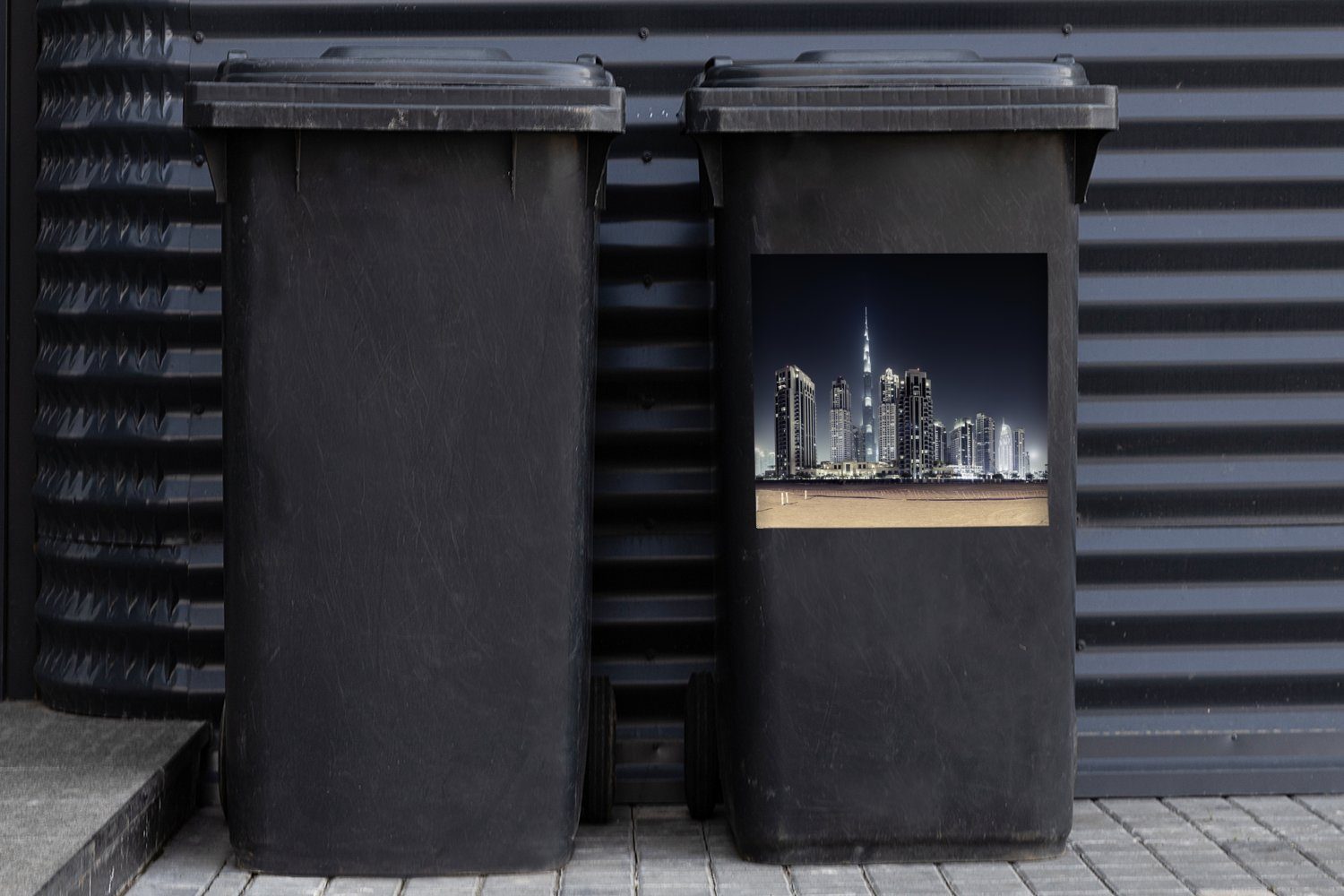 Wandsticker Himmel MuchoWow erhellt Abfalbehälter St), mit (1 den Burj Container, Mülleimer-aufkleber, Der über Khalifa Dubai anderen Mülltonne, Sticker,