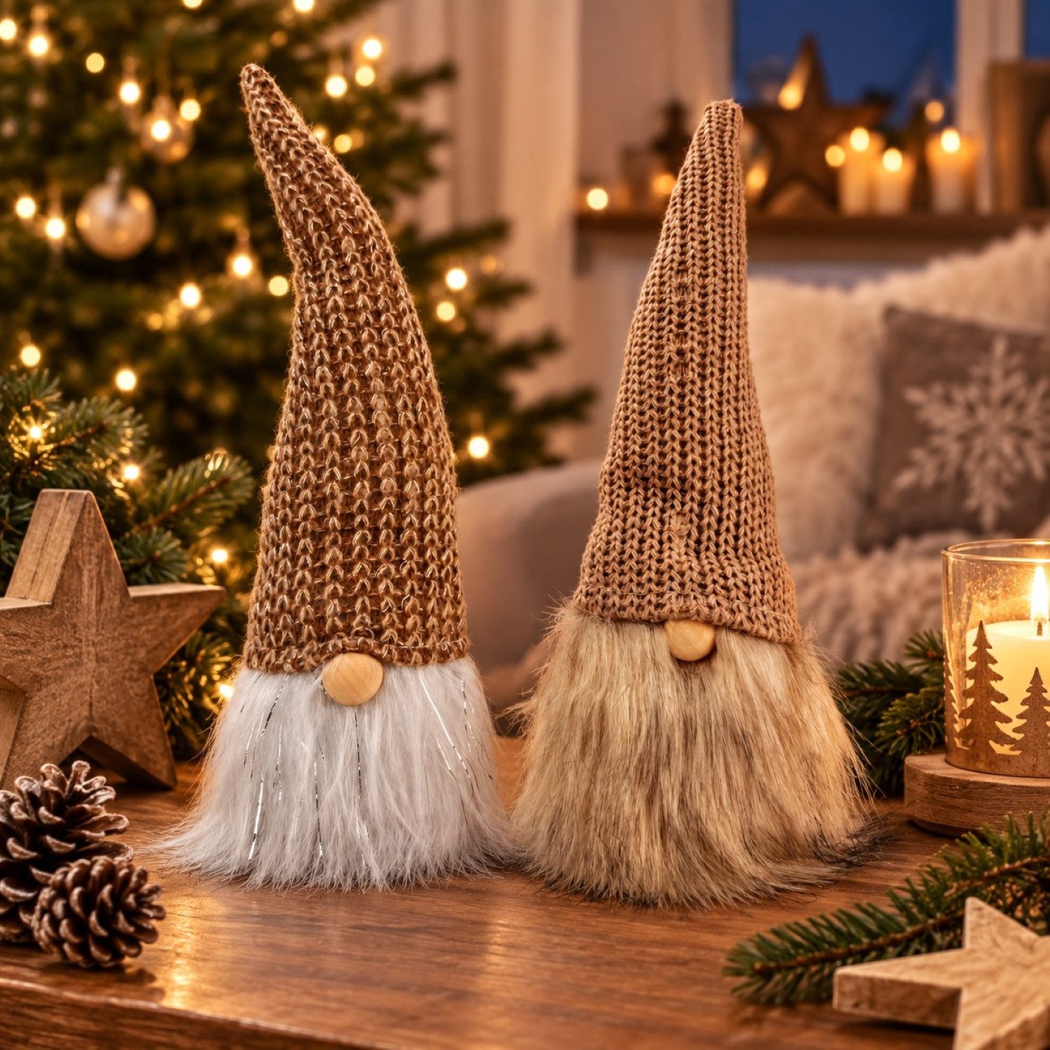 Online-Fuchs Dekofigur 2 Wichtel, Zwerge mit Strickmütze - Deko Herbst, Winter & Weihnachten (2er Set, warme Brauntöne für eine winterliche Atmosphäre), lange Zipfelmützen, runde Holznasen und kuschelig weichen Bärte