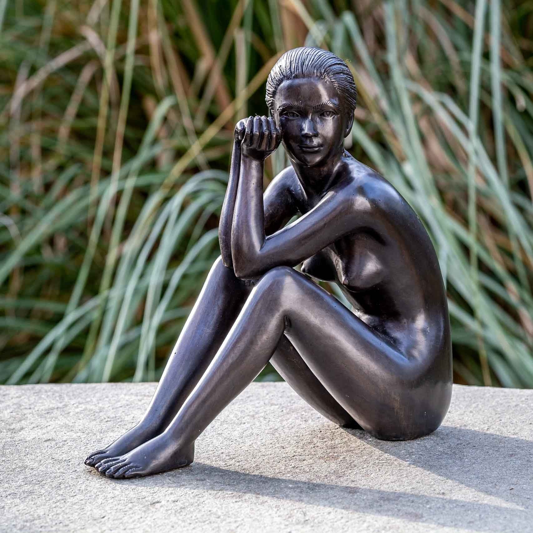 IDYL Gartenfigur IDYL Bronze-Skulptur Nackte Frau, Bronze – sehr robust – Langlebig – witterungsbeständig gegen Frost, Regen und UV-Strahlung. Die Modelle werden in Wachsausschmelzverfahren in Bronze gegossen und von Hand patiniert.