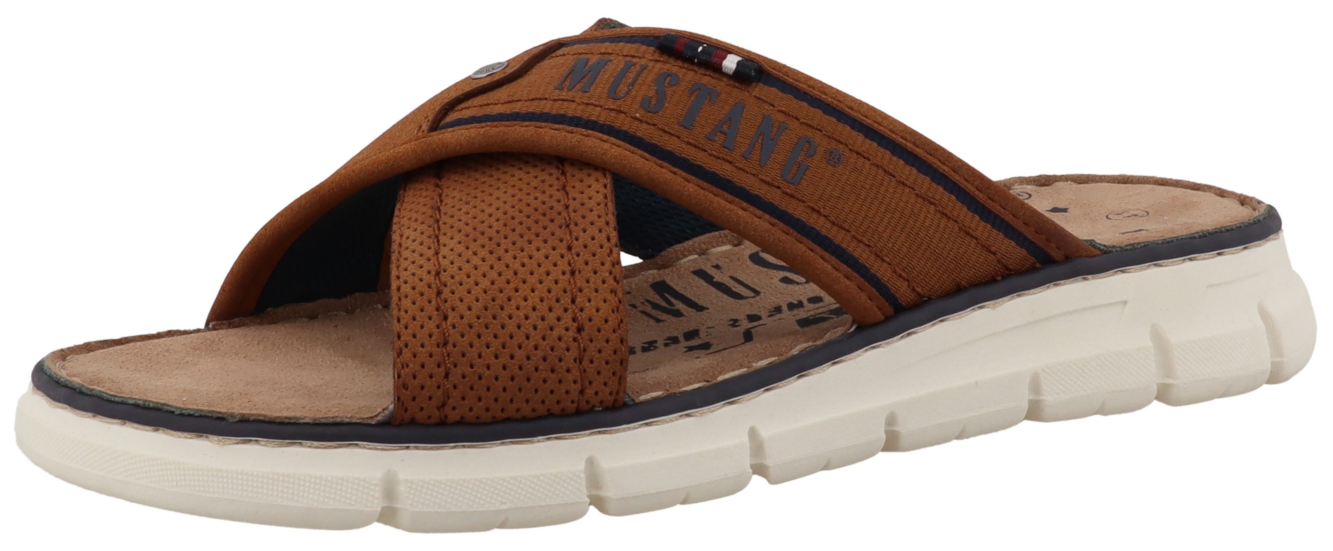 Mustang Shoes Emiliano Pantolette Sommerschuh, Schlupfschuh mit Logoschriftzug