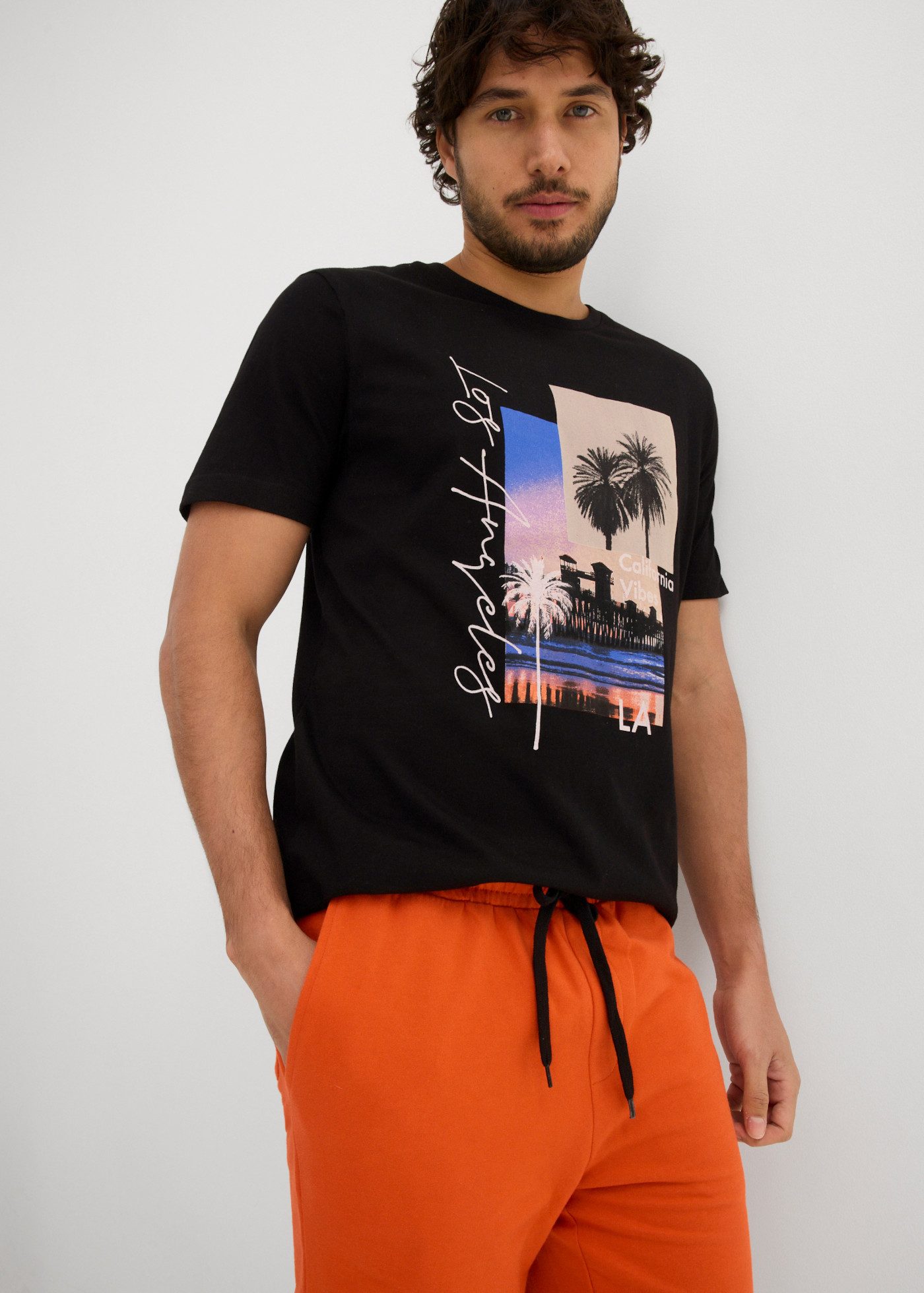 bonprix T-Shirt (Set, 2er) lockere Passform, aus Baumwolle, Kurzarm-Design, mit Frontprint