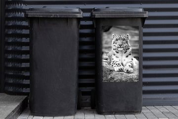 MuchoWow Wandsticker Kleiner Schneeleopard auf einem Stein - schwarz und weiß (1 St), Mülleimer-aufkleber, Mülltonne, Sticker, Container, Abfalbehälter