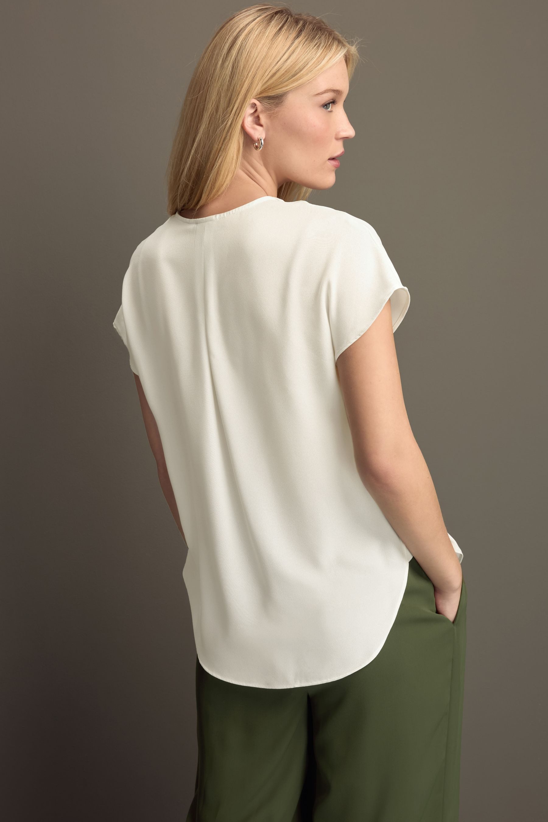 Next Kurzarmbluse Relaxed Fit Schlupfbluse mit V-Ausschnitt (1-tlg) günstig online kaufen