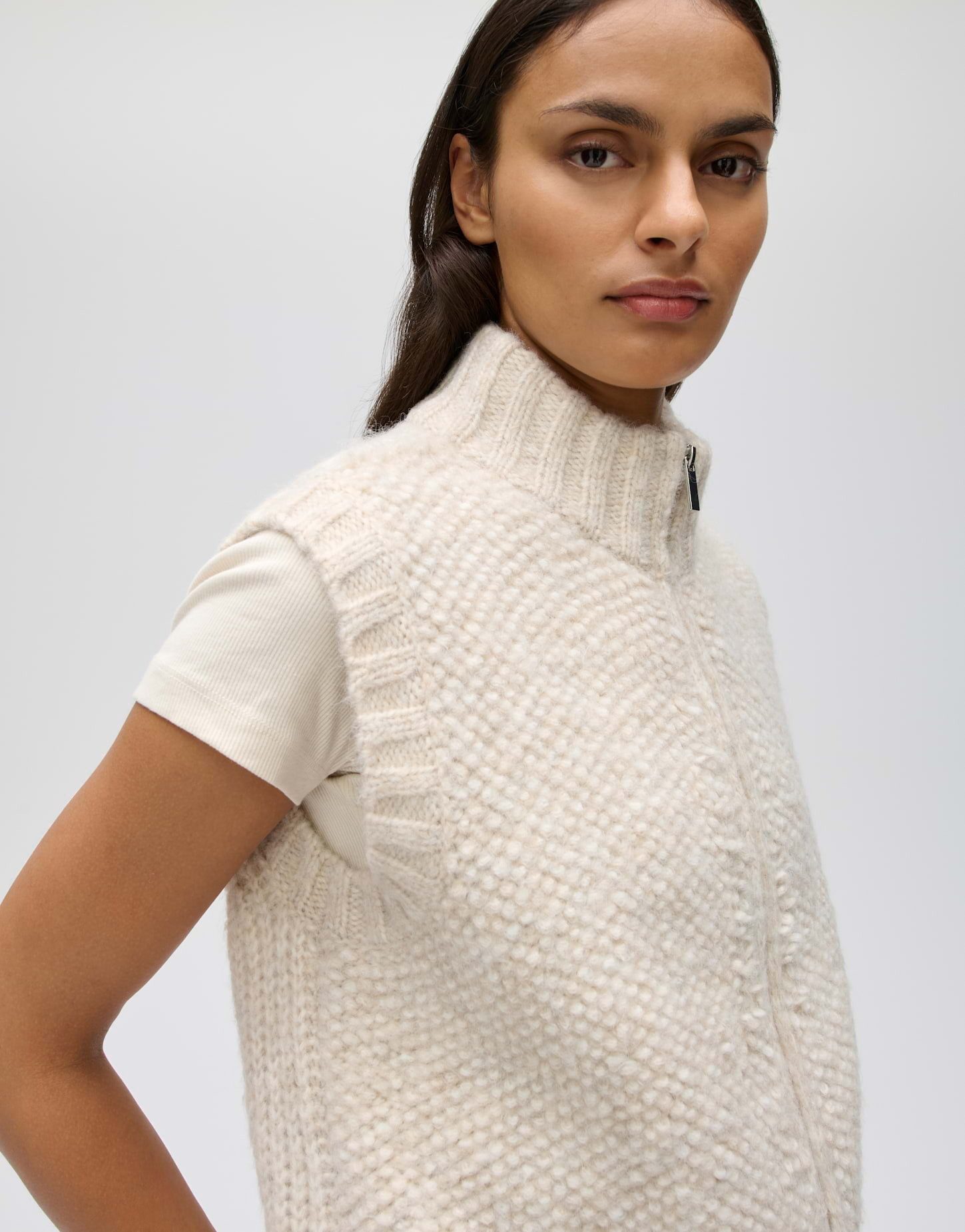 OPUS Strickweste Duppi aus weichem Strick Verkürzte, schmale Form mit Stehkragen und Struktur – Bild 4 von 5