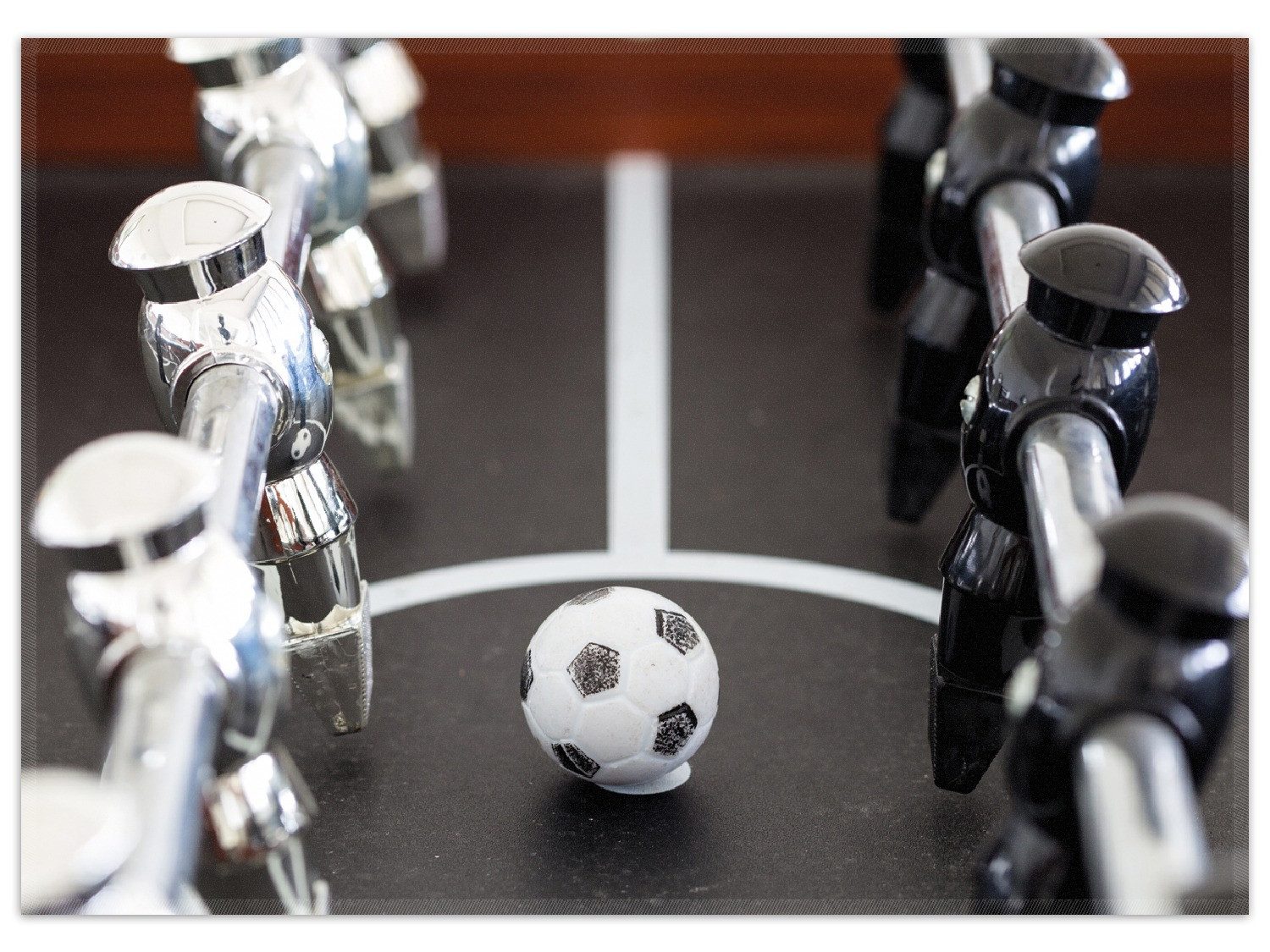 Wallario Teppich Kicker-Tisch in Nahaufnahme - Ball in der Mitte, rechteckig, rutschfest