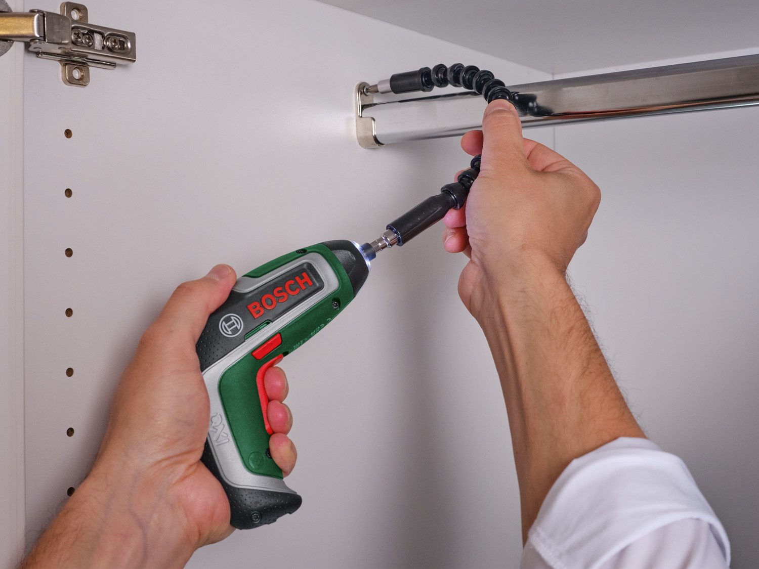 Bosch Home & Garden Akku-Schrauber IXO 7 Flexi-Set, mit flexibler Verlängerung 300 mm, Bit-Set und Ladekabel – Bild 5 von 5