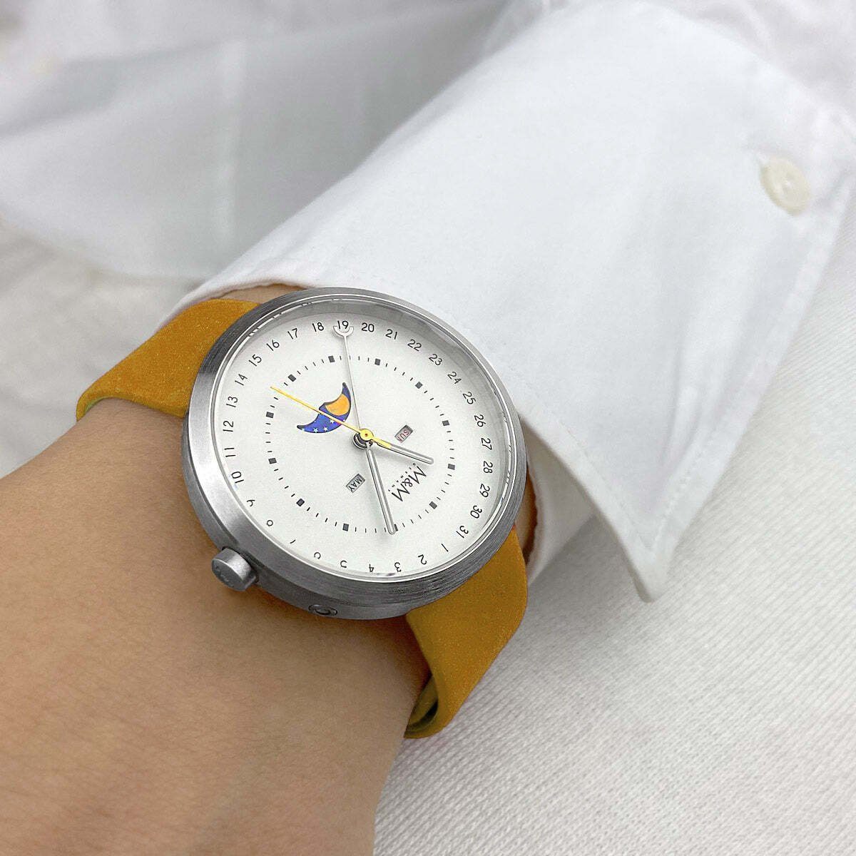 Moon, Uhr, Designer Lederarmband, edles Lederarmband (1-tlg), inkl. Quarzuhr deutsche Analoguhr mit Etui rund M&M Manufaktur, Armbanduhr