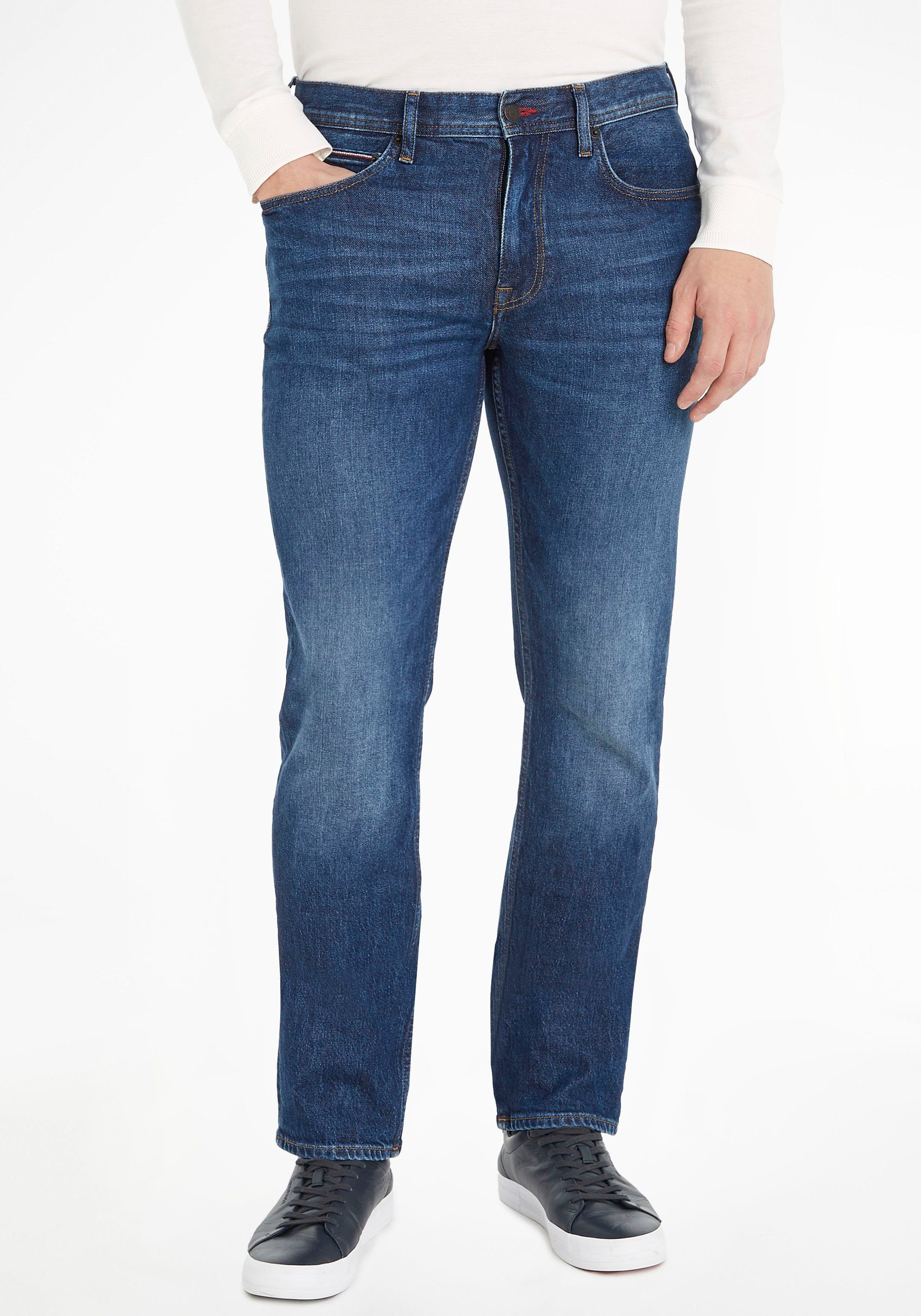 Tommy Hilfiger Straight-Jeans STRAIGHT DENTON STR CHARLES BLUE mit Tommy Hilfiger Leder-Batch am hinteren Bundabschluss rouse indigo